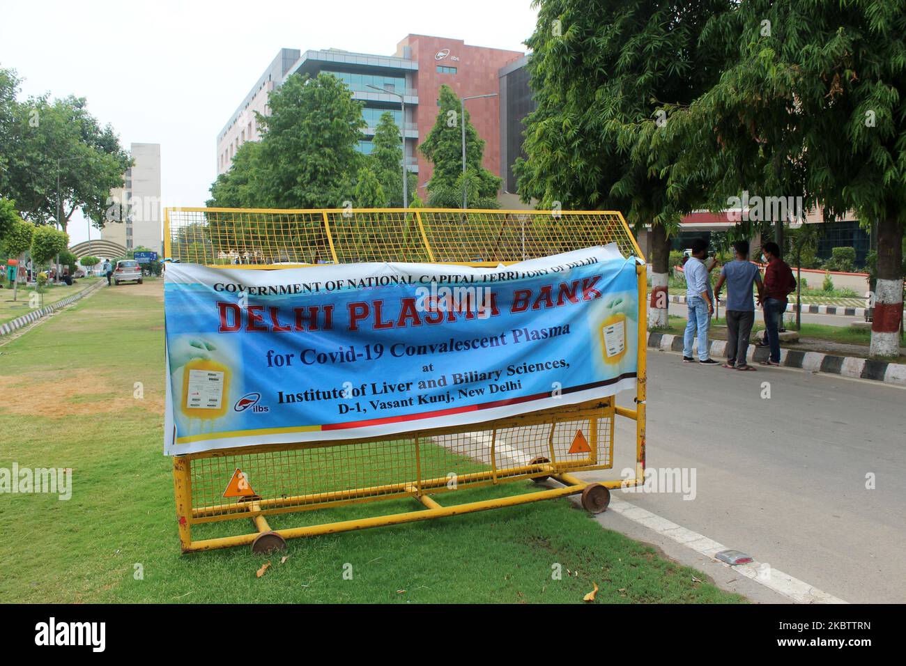 Manifesti di consapevolezza per le persone che si sono guarite dall'infezione da Covid-19, per donare il proprio plasma sanguigno per il trattamento dei pazienti di Covid-19 all'ospedale ILBS di Vasant Kunj, il 18 luglio 2020 a Nuova Delhi, India. La città, una delle più colpite del paese, attualmente ha 16.711 casi attivi. Il tasso di recupero totale è del 83,29 per cento. (Foto di Mayank Makhija/NurPhoto) Foto Stock