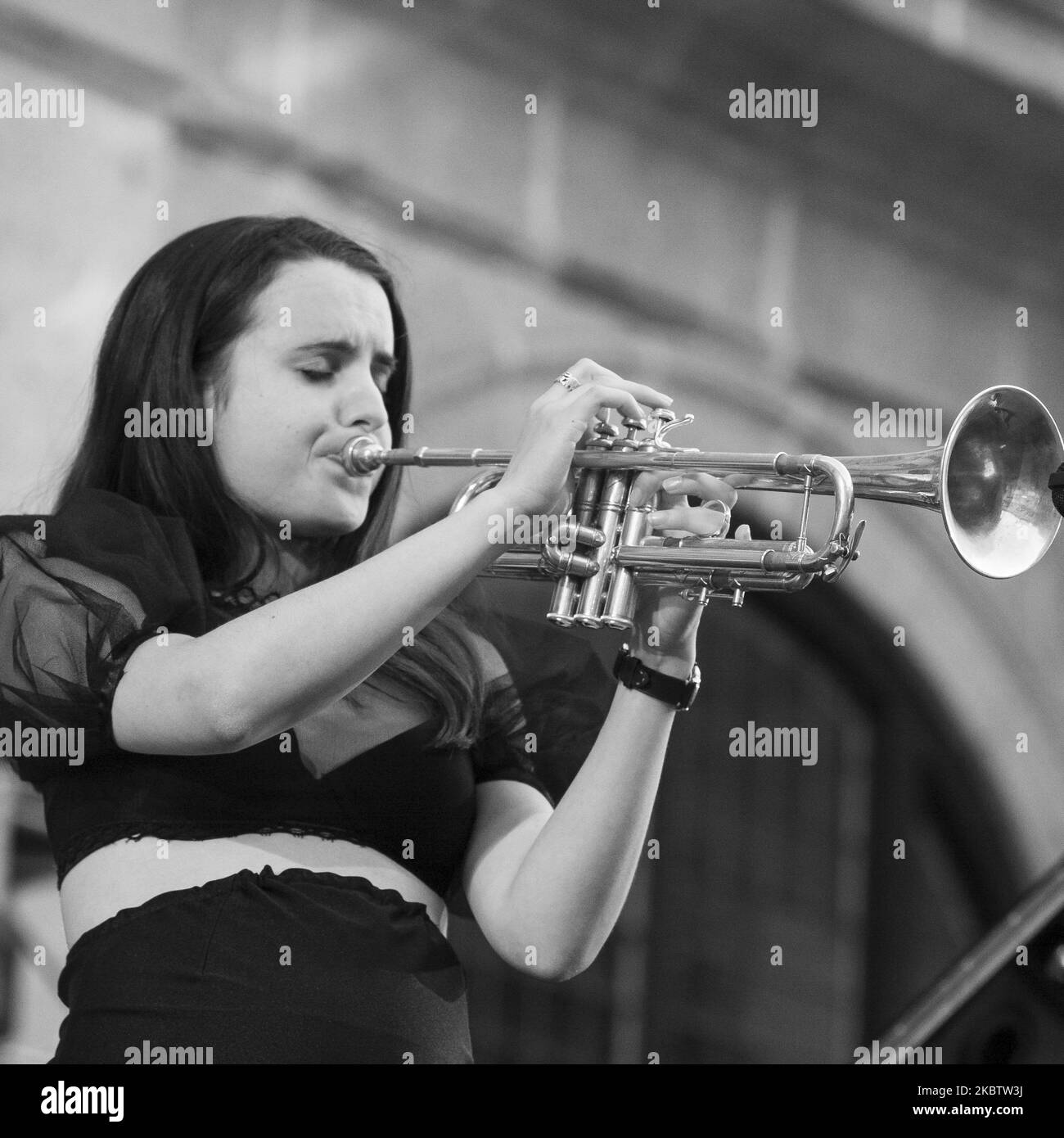 (NOTA DELL'EDITORE: L'immagine è stata convertita in bianco e nero) Trumpeter, sassofonista e cantante jazz Andrea Motis durante la loro esibizione alla prima edizione del Jazz al Real Monasterio de El Escorial Madrid, Spagna, il 18 luglio 2020. (Foto di Oscar Gonzalez/NurPhoto) Foto Stock