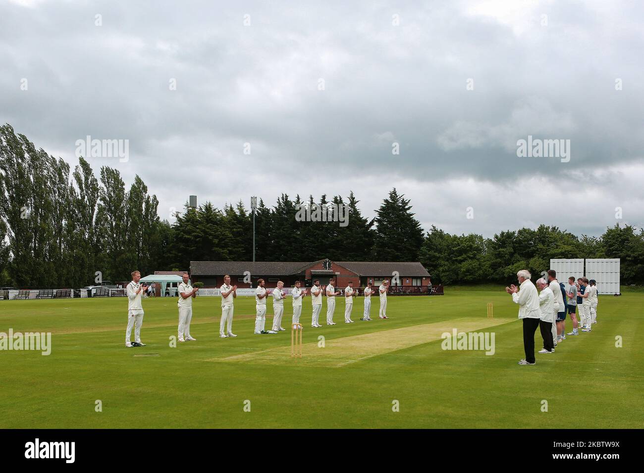 I giocatori della partita di cricket di Marton vs Stokesley nella North Yorkshire & South Durham League Premier Division si scontrano con i caregivers prima dell'inizio della partita sabato 18th luglio 2020 a Middlesbrough, Inghilterra. (Foto di Mark Fletcher/MI News/NurPhoto) Foto Stock