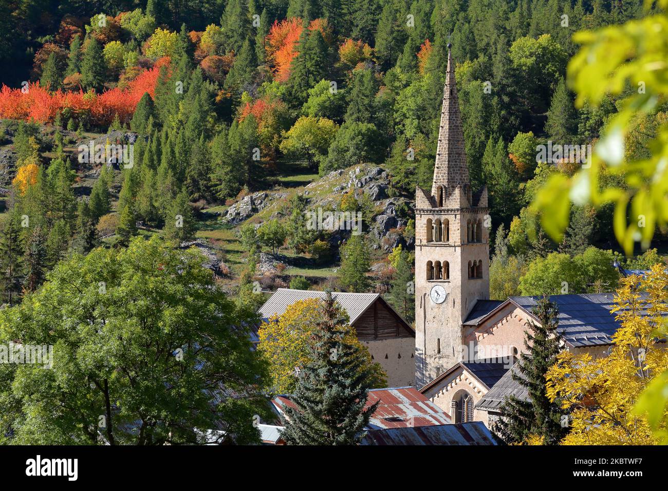 Primo piano sul campanile della chiesa di Saint Marcellin a Nevache, Hautes Alpes, Francia, un villaggio tradizionale situato a Vallee de la Claree Foto Stock