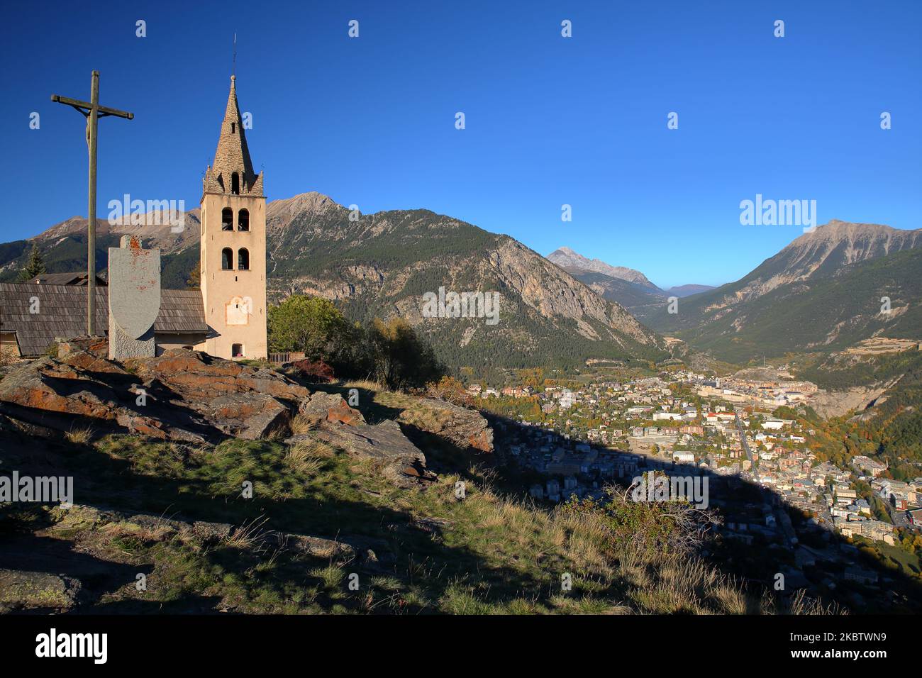 La chiesa di Puy Saint Pierre, un borgo arroccato che domina la città di Briancon, Hautes Alpes (Alpi francesi del Sud), Francia Foto Stock