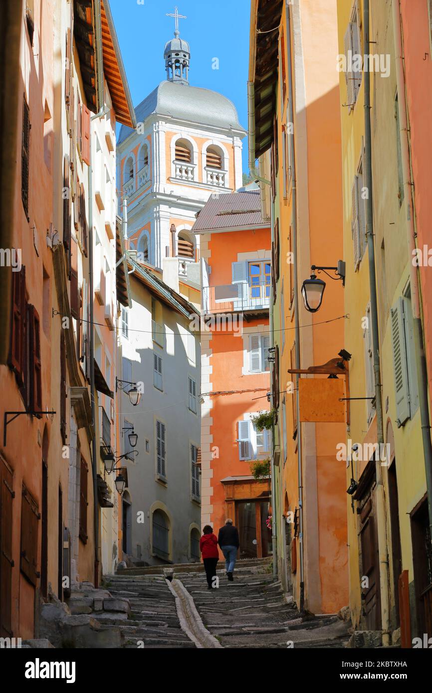 La città vecchia arroccata fortificata (Vauban) di Briancon, Hautes Alpes (Alpi francesi del Sud), Francia, con facciate storiche lungo la strada Mercerie Foto Stock