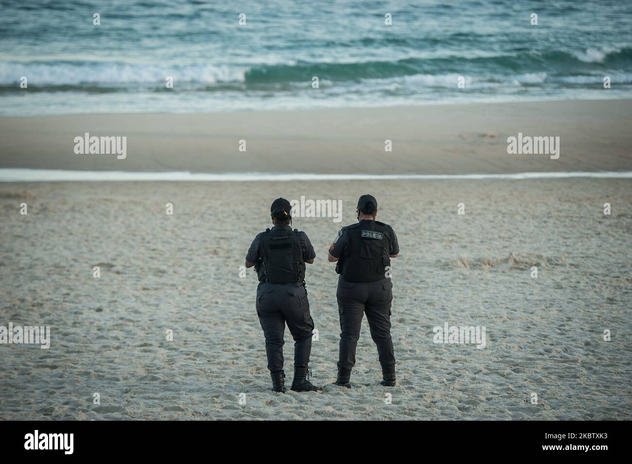 Ufficiali di polizia sono visti ispezionare la spiaggia di ipanema situata nel sud della città di Rio de Janeiro, Brasile, il 19 luglio 2020. Le autorità locali iniziano il 4th (quarto) delle 6 fasi di allentamento dell'isolamento sociale (quarantena) o che consente alcuni sport collettivi sulla spiaggia di sabbia, tranne nei fine settimana. Rio de Janeiro ha superato il segno di 11.000 morti causate dal coronavirus (COVID-19) e più di 135.000 casi confermati dalla malattia. (Foto di Allan Carvalho/NurPhoto) Foto Stock