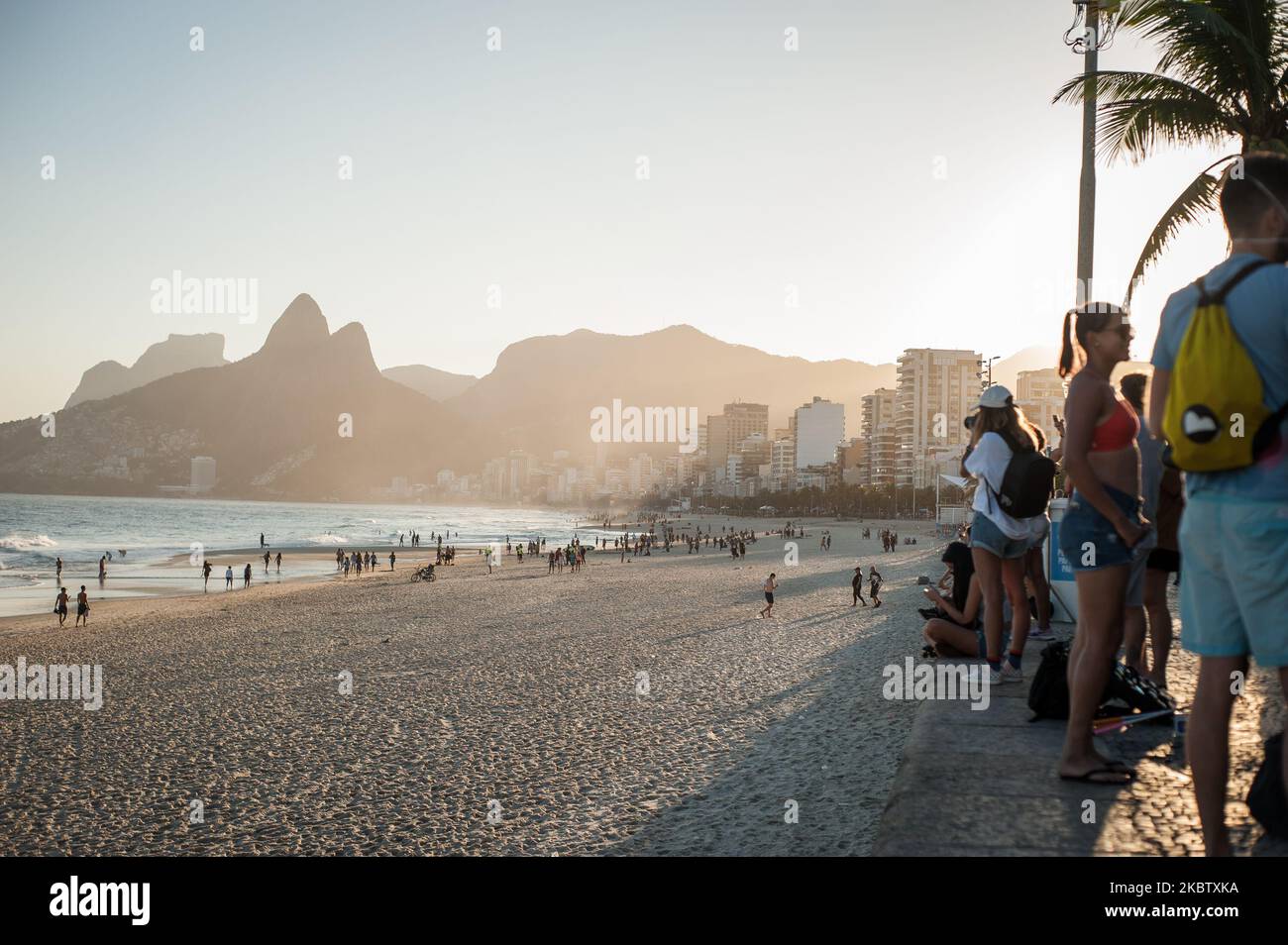 I bagnanti sono visti sulla spiaggia di ipanema situata nel sud della città di Rio de Janeiro, Brasile, il 19 luglio 2020. Le autorità locali hanno iniziato il 4th (quarto) delle 6 fasi di facilitare l'isolamento sociale (quarantena), che consente alcuni sport di squadra sulla spiaggia tranne per i fine settimana. Rio de Janeiro ha superato i 11.000 decessi causati dal Coronavirus (COVID-19) e più di 135.000 casi confermati di malattia (Foto di Allan Carvalho/NurPhoto) Foto Stock