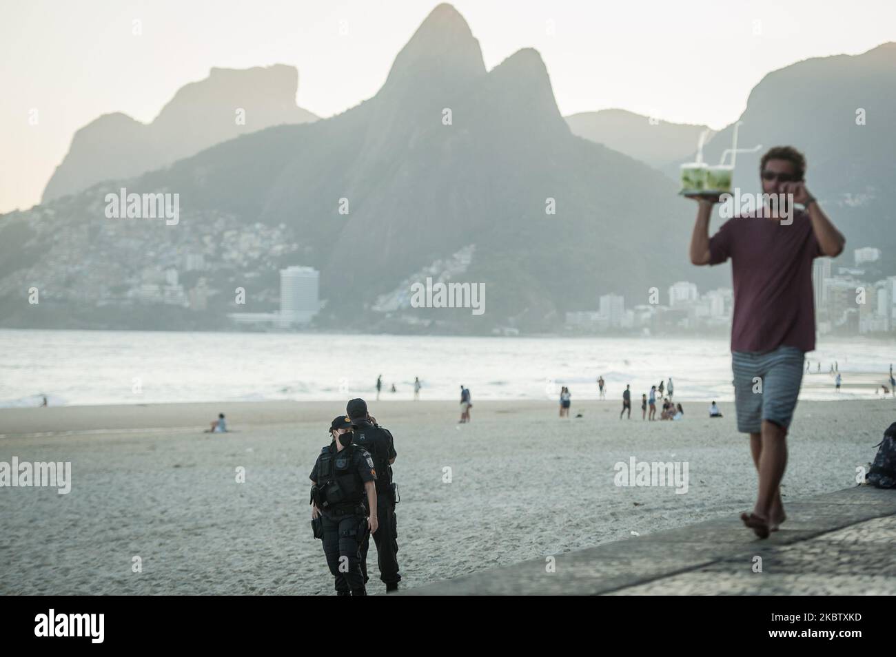 Ufficiali di polizia sono visti ispezionare la spiaggia di ipanema situata nel sud della città di Rio de Janeiro, Brasile, il 19 luglio 2020. Le autorità locali iniziano il 4th (quarto) delle 6 fasi di allentamento dell'isolamento sociale (quarantena) o che consente alcuni sport collettivi sulla spiaggia di sabbia, tranne nei fine settimana. Rio de Janeiro ha superato il segno di 11.000 morti causate dal coronavirus (COVID-19) e più di 135.000 casi confermati dalla malattia. (Foto di Allan Carvalho/NurPhoto) Foto Stock
