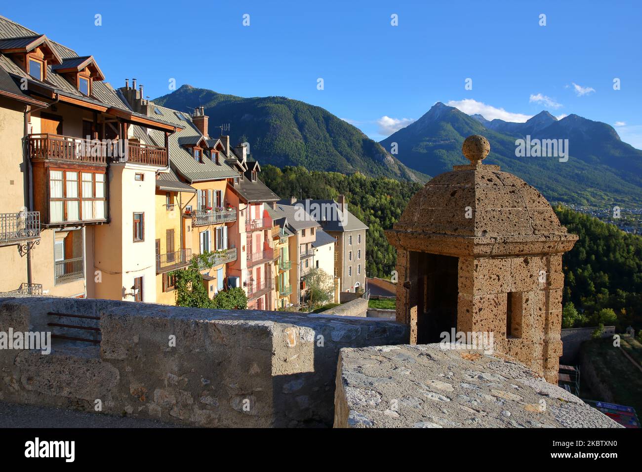 La città vecchia arroccata fortificata (Vauban) di Briancon, Hautes Alpes (Alpi francesi del Sud), Francia, con colorate facciate storiche lungo Vauban Avenue Foto Stock
