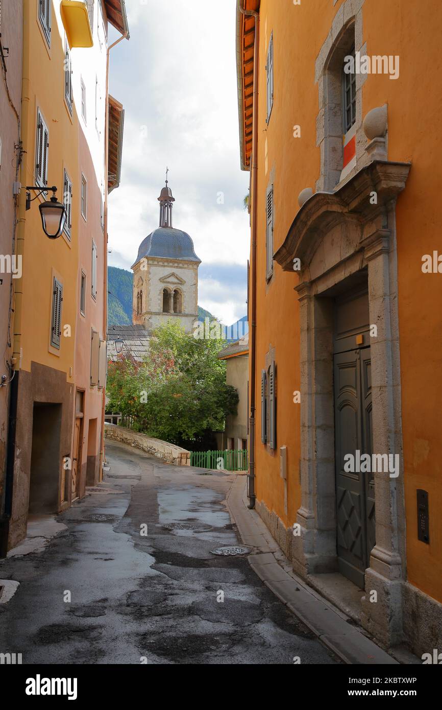 La città vecchia arroccata fortificata (Vauban) di Briancon, Hautes Alpes (Alpi francesi del Sud), Francia, con facciate storiche lungo Pont d'Asfeld strada Foto Stock
