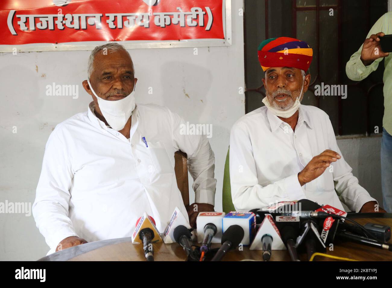 Il Partito Comunista dell'India (marxista) MLA Girdharilal Mahiya (R) si rivolge a una conferenza stampa a Jaipur, Rajasthan, India, lunedì 20 luglio 2020.(Foto di Vishal Bhatnagar/NurPhoto) Foto Stock