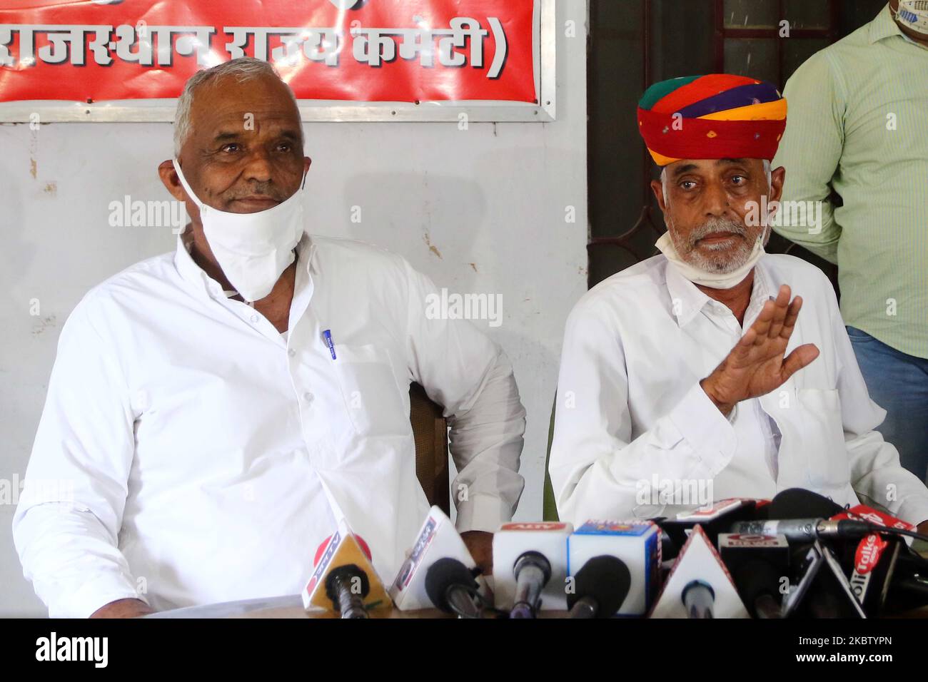 Il Partito Comunista dell'India (marxista) MLA Girdharilal Mahiya (R) si rivolge a una conferenza stampa a Jaipur, Rajasthan, India, lunedì 20 luglio 2020.(Foto di Vishal Bhatnagar/NurPhoto) Foto Stock
