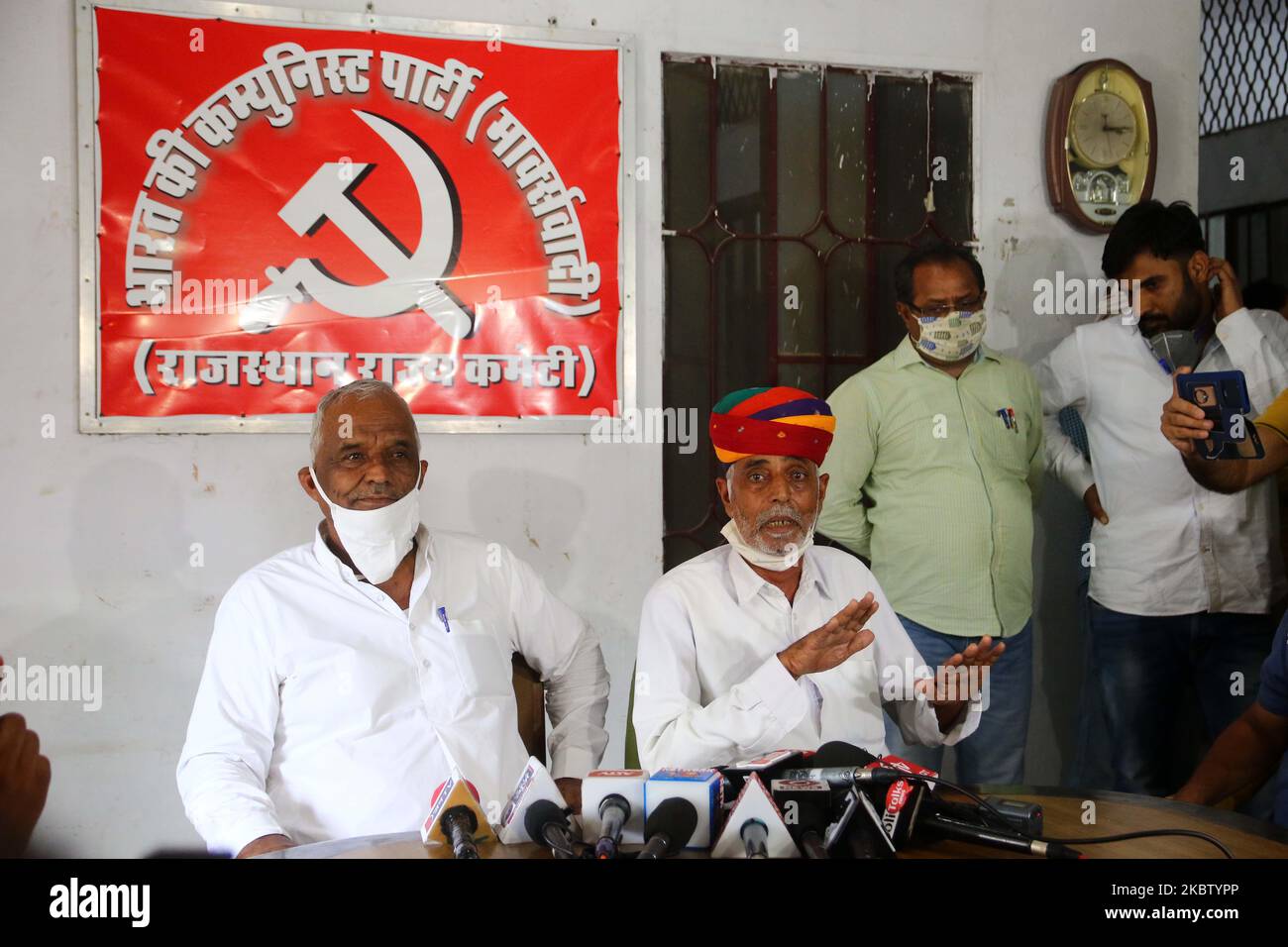 Il Partito Comunista dell'India (marxista) MLA Girdharilal Mahiya (R) si rivolge a una conferenza stampa a Jaipur, Rajasthan, India, lunedì 20 luglio 2020.(Foto di Vishal Bhatnagar/NurPhoto) Foto Stock