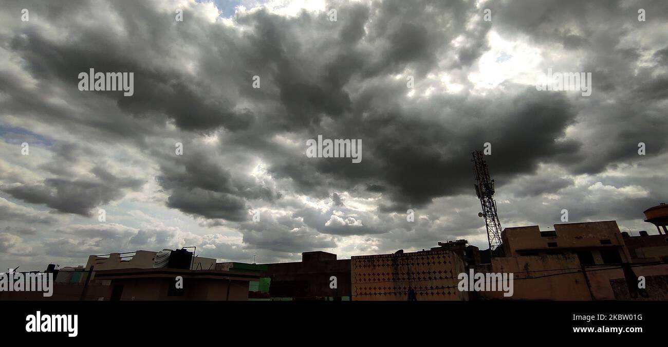 Il 20 luglio 2020, ad Ajmer, in India, si profilano nuvole di monsoni oscuri. (Foto di Himanshu Sharma/NurPhoto) Foto Stock