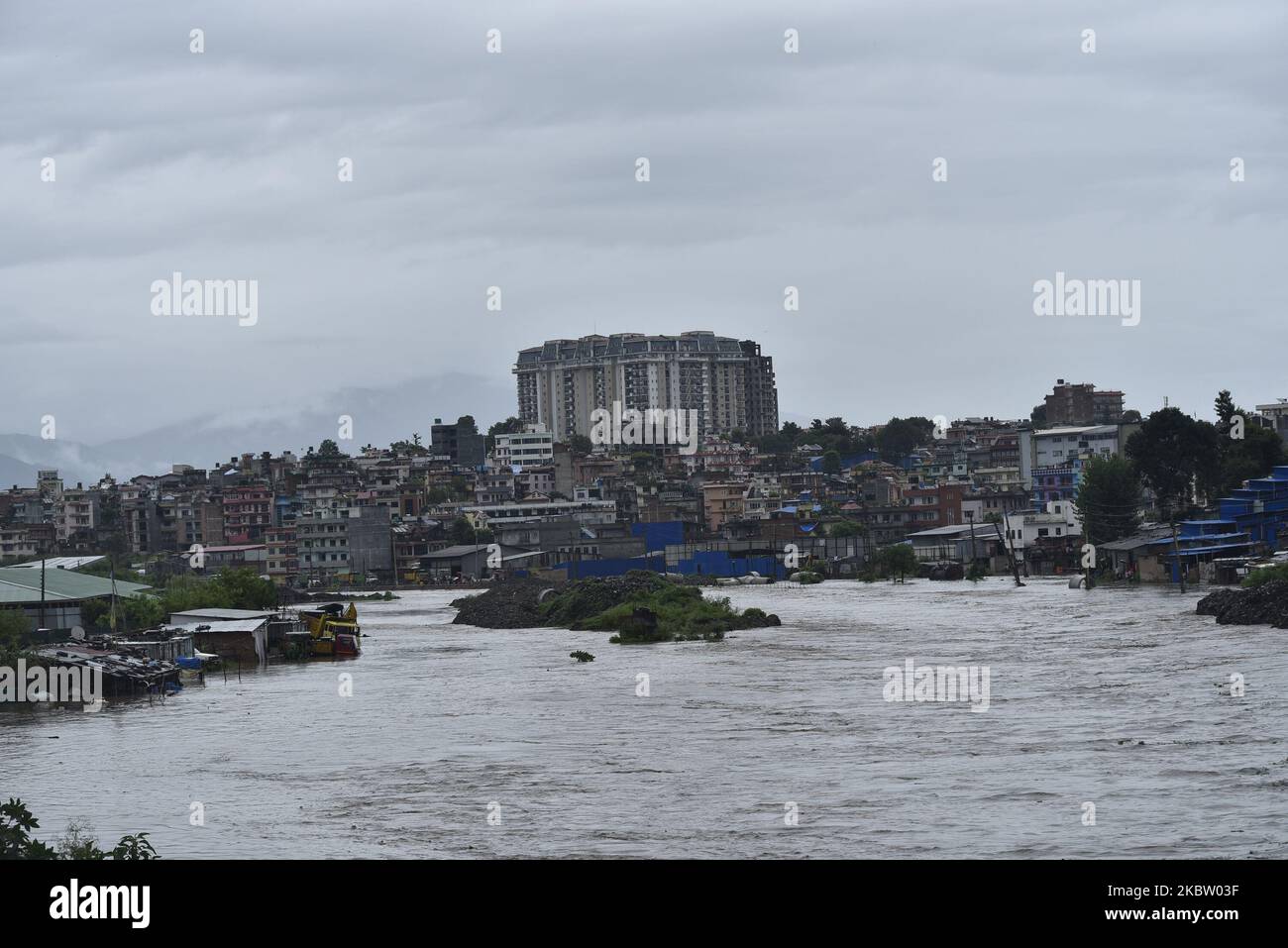 Una vista delle aree inondate colpite a causa di incessanti precipitazioni a Kathmandu, Nepal Lunedi, 20 luglio 2020. La vita normale in tutto il paese, compresa la valle di Kathmandu, è stata colpita a causa delle precipitazioni incessanti. (Foto di Narayan Maharjan/NurPhoto) Foto Stock