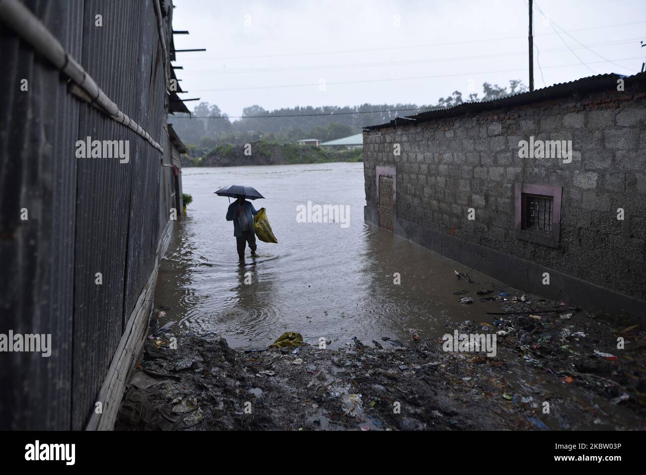 Le persone nepalesi che trasportano i loro effetti personali sono state colpite a causa delle incessanti precipitazioni a Kathmandu, Nepal, lunedì 20 luglio 2020. La vita normale in tutto il paese, compresa la valle di Kathmandu, è stata colpita a causa delle precipitazioni incessanti. (Foto di Narayan Maharjan/NurPhoto) Foto Stock
