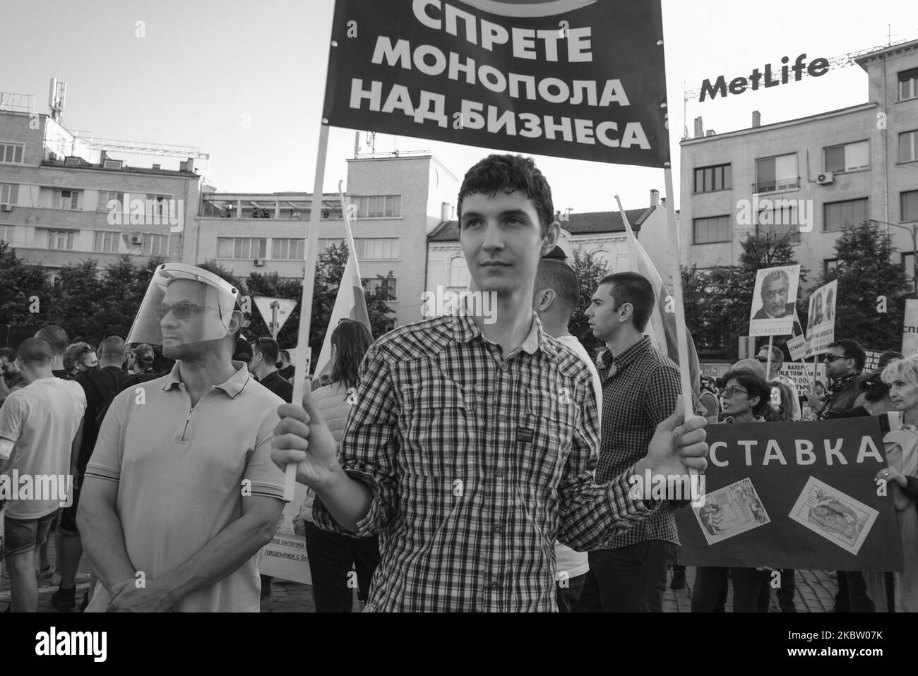 (NOTA DELL'EDITORE: L'immagine è stata convertita in bianco e nero) migliaia di persone si sono riunite nella piazza di fronte al parlamento per le proteste antigovernative a Sofia, in Bulgaria, il 20 luglio 2020. Dopo più di una settimana di proteste quotidiane, il governo ha deciso di tenere un voto di sfiducia la mattina seguente. I manifestanti hanno chiesto le dimissioni del primo ministro Boyko Borisov di lunga data e la fine dell'influenza mafiosa in politica. (Foto di Jodi Hilton/NurPhoto) Foto Stock