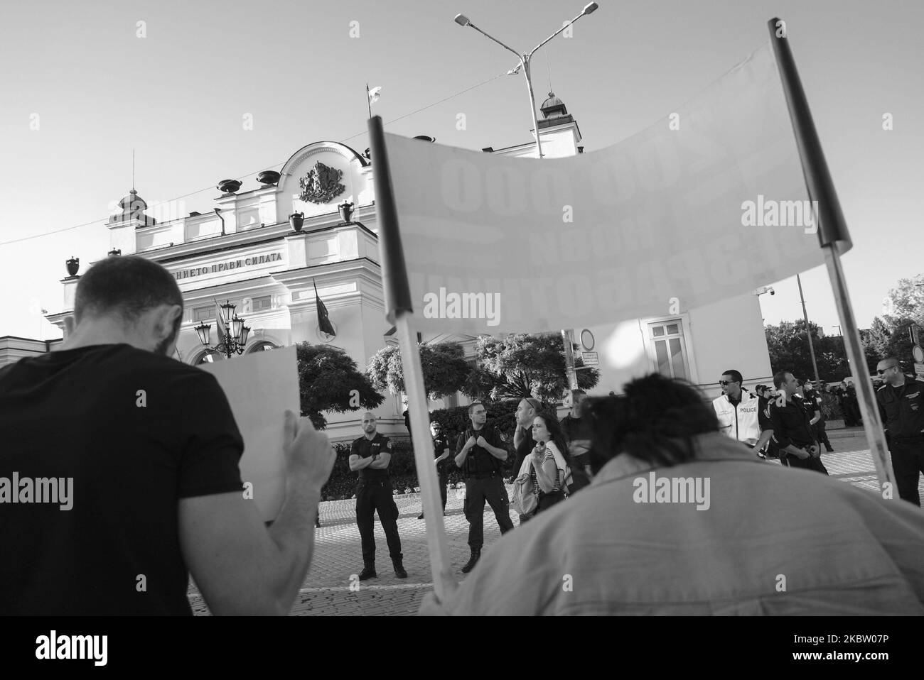 (NOTA DELL'EDITORE: L'immagine è stata convertita in bianco e nero) migliaia di persone si sono riunite nella piazza di fronte al parlamento per le proteste antigovernative a Sofia, in Bulgaria, il 20 luglio 2020. Dopo più di una settimana di proteste quotidiane, il governo ha deciso di tenere un voto di sfiducia la mattina seguente. I manifestanti hanno chiesto le dimissioni del primo ministro Boyko Borisov di lunga data e la fine dell'influenza mafiosa in politica. (Foto di Jodi Hilton/NurPhoto) Foto Stock