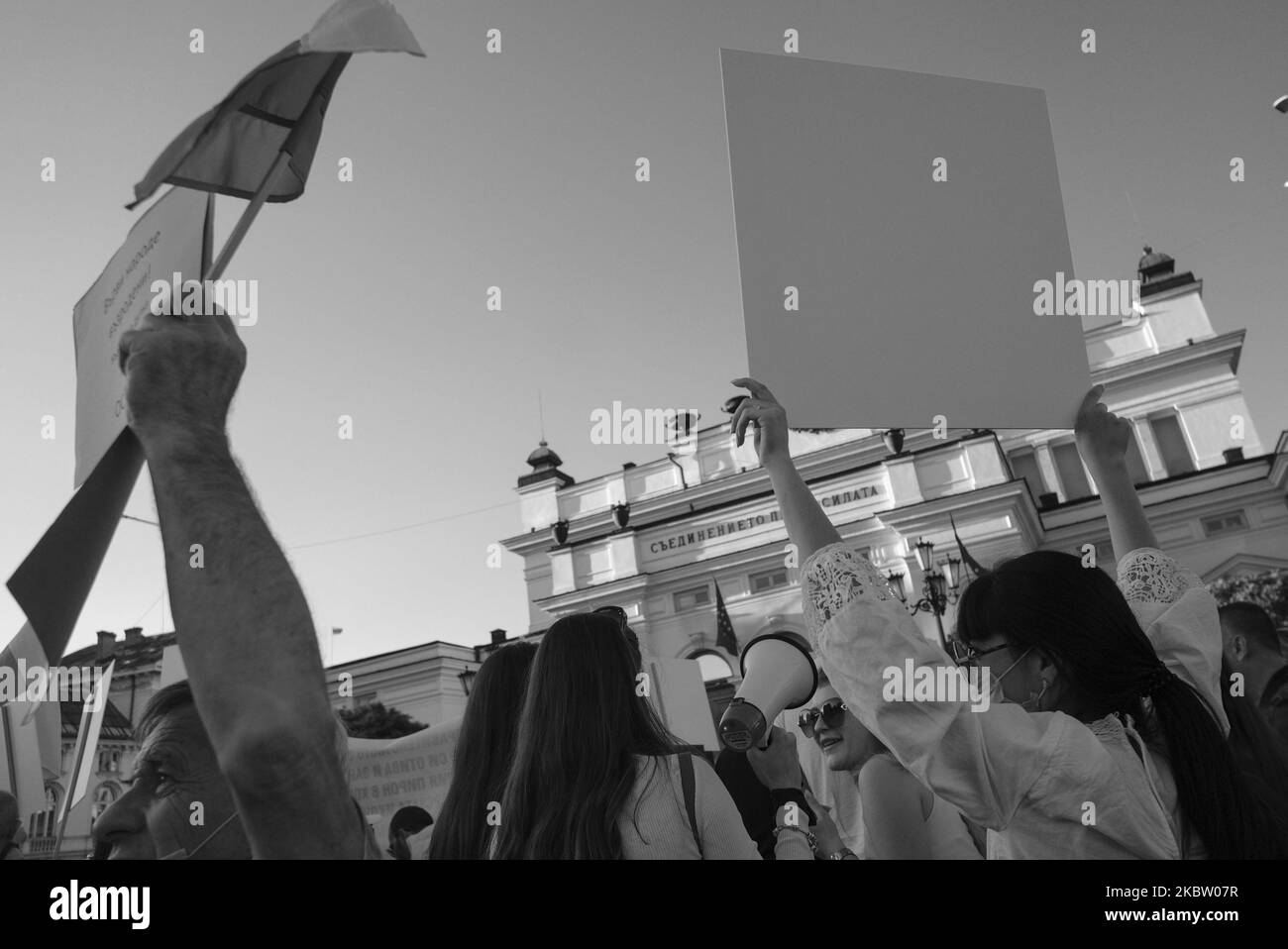 (NOTA DELL'EDITORE: L'immagine è stata convertita in bianco e nero) migliaia di persone si sono riunite nella piazza di fronte al parlamento per le proteste antigovernative a Sofia, in Bulgaria, il 20 luglio 2020. Dopo più di una settimana di proteste quotidiane, il governo ha deciso di tenere un voto di sfiducia la mattina seguente. I manifestanti hanno chiesto le dimissioni del primo ministro Boyko Borisov di lunga data e la fine dell'influenza mafiosa in politica. (Foto di Jodi Hilton/NurPhoto) Foto Stock