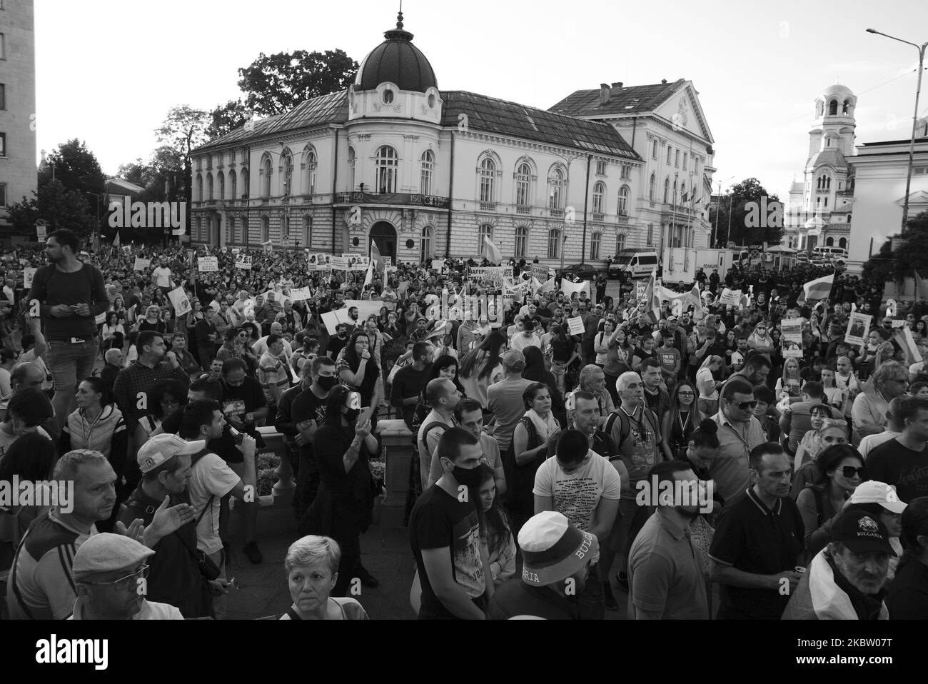 (NOTA DELL'EDITORE: L'immagine è stata convertita in bianco e nero) migliaia di persone si sono riunite per le proteste antigovernative a Sofia, Bulgaria, il 20 luglio 2020. Dopo più di una settimana di proteste quotidiane, il governo ha deciso di tenere un voto di sfiducia la mattina seguente. I manifestanti hanno chiesto le dimissioni del primo ministro Boyko Borisov di lunga data e la fine dell'influenza mafiosa in politica. (Foto di Jodi Hilton/NurPhoto) Foto Stock
