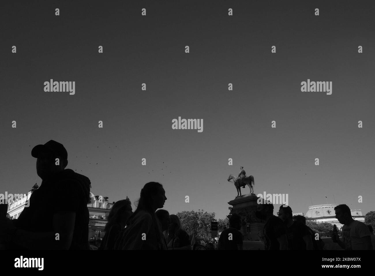 (NOTA DELL'EDITORE: L'immagine è stata convertita in bianco e nero) migliaia di persone si sono riunite nella piazza di fronte al parlamento per le proteste antigovernative a Sofia, in Bulgaria, il 20 luglio 2020. Dopo più di una settimana di proteste quotidiane, il governo ha deciso di tenere un voto di sfiducia la mattina seguente. I manifestanti hanno chiesto le dimissioni del primo ministro Boyko Borisov di lunga data e la fine dell'influenza mafiosa in politica. (Foto di Jodi Hilton/NurPhoto) Foto Stock