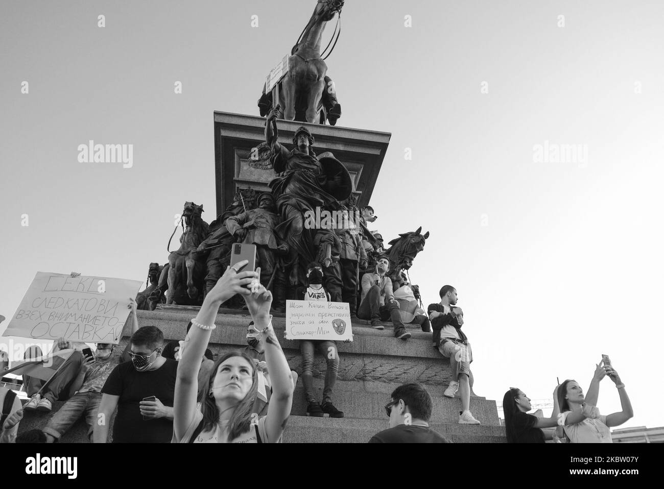 (NOTA DELL'EDITORE: L'immagine è stata convertita in bianco e nero) migliaia di persone si sono riunite nella piazza di fronte al parlamento per le proteste antigovernative a Sofia, in Bulgaria, il 20 luglio 2020. Dopo più di una settimana di proteste quotidiane, il governo ha deciso di tenere un voto di sfiducia la mattina seguente. I manifestanti hanno chiesto le dimissioni del primo ministro Boyko Borisov di lunga data e la fine dell'influenza mafiosa in politica. (Foto di Jodi Hilton/NurPhoto) Foto Stock