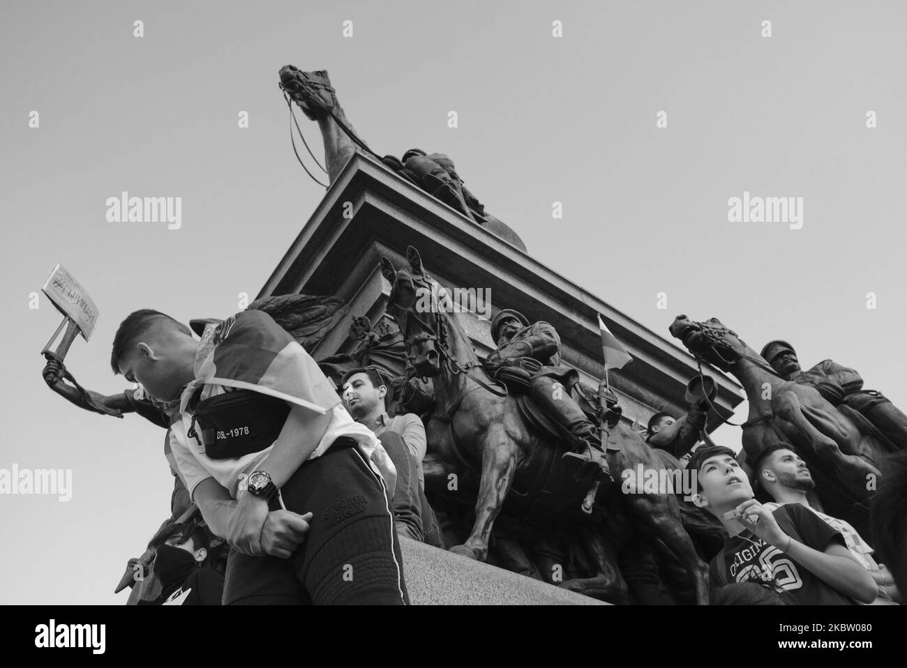 (NOTA DELL'EDITORE: L'immagine è stata convertita in bianco e nero) migliaia di persone si sono riunite per le proteste antigovernative a Sofia, Bulgaria, il 20 luglio 2020. Dopo più di una settimana di proteste quotidiane, il governo ha deciso di tenere un voto di sfiducia la mattina seguente. I manifestanti hanno chiesto le dimissioni del primo ministro Boyko Borisov di lunga data e la fine dell'influenza mafiosa in politica. (Foto di Jodi Hilton/NurPhoto) Foto Stock