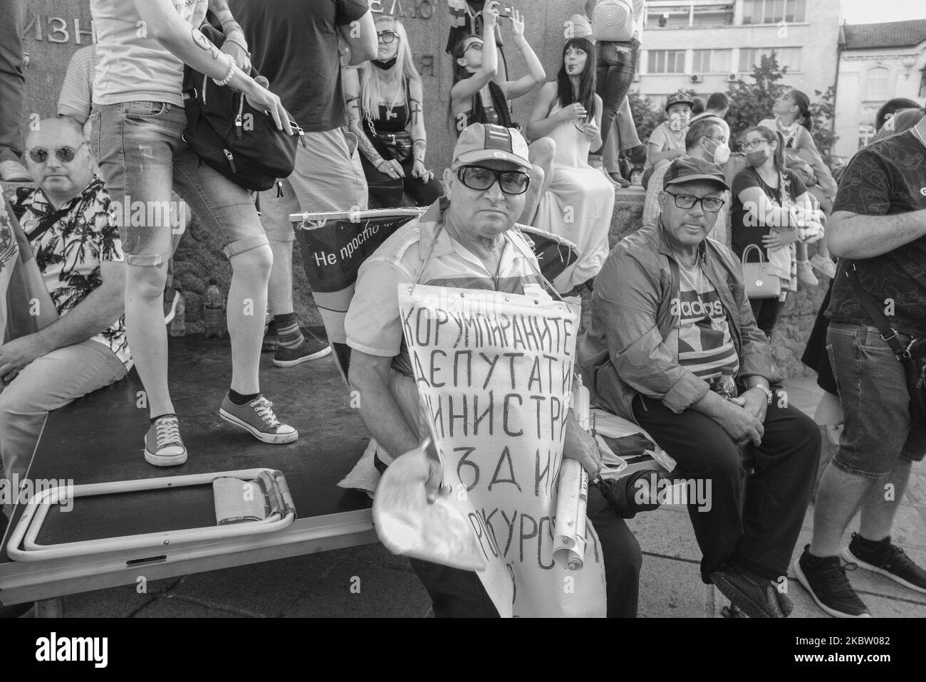 (NOTA DELL'EDITORE: L'immagine è stata convertita in bianco e nero) migliaia di persone si sono riunite nella piazza di fronte al parlamento per le proteste antigovernative a Sofia, in Bulgaria, il 20 luglio 2020. Dopo più di una settimana di proteste quotidiane, il governo ha deciso di tenere un voto di sfiducia la mattina seguente. I manifestanti hanno chiesto le dimissioni del primo ministro Boyko Borisov di lunga data e la fine dell'influenza mafiosa in politica. (Foto di Jodi Hilton/NurPhoto) Foto Stock