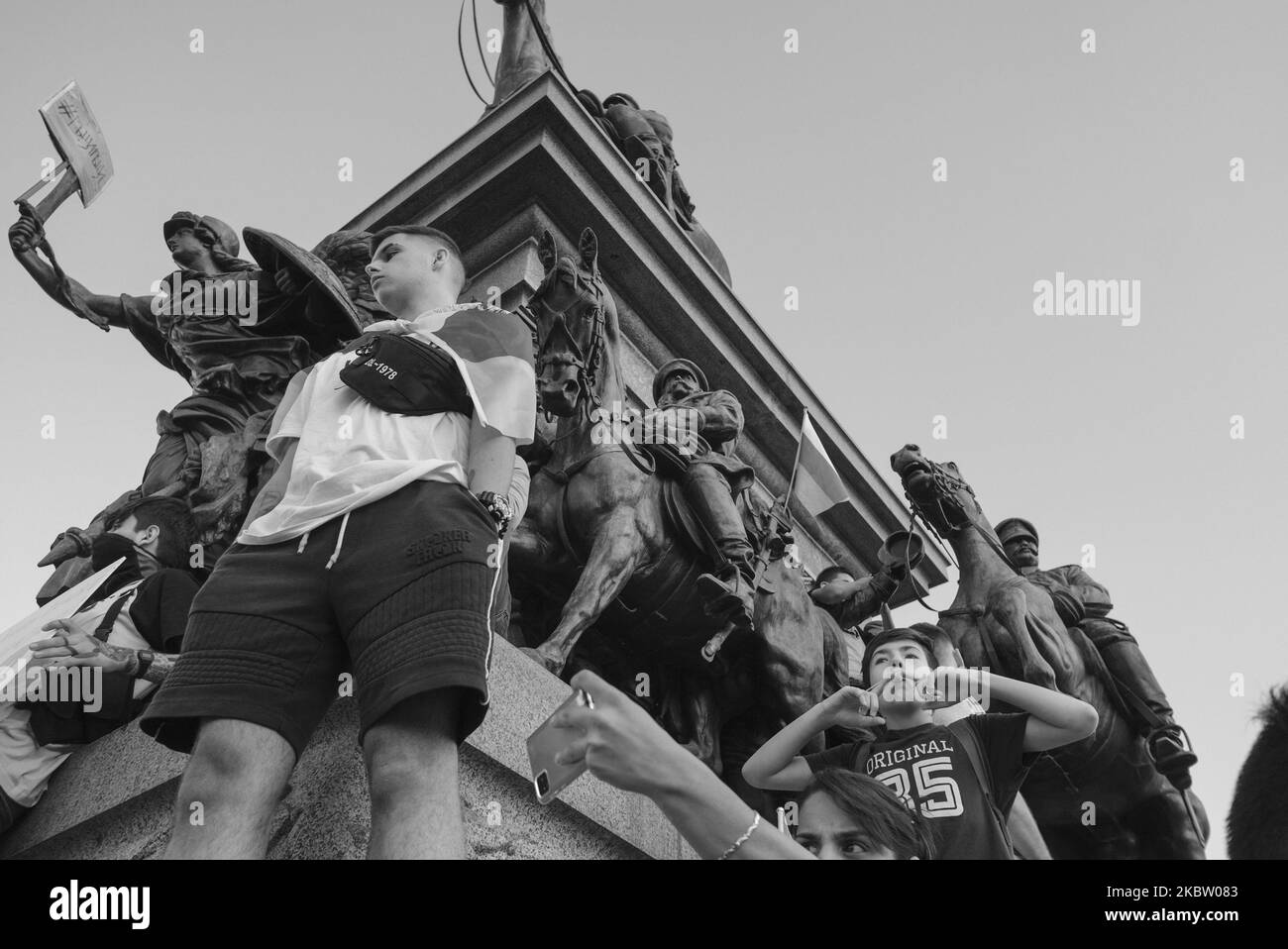 (NOTA DELL'EDITORE: L'immagine è stata convertita in bianco e nero) migliaia di persone si sono riunite per le proteste antigovernative a Sofia, Bulgaria, il 20 luglio 2020. Dopo più di una settimana di proteste quotidiane, il governo ha deciso di tenere un voto di sfiducia la mattina seguente. I manifestanti hanno chiesto le dimissioni del primo ministro Boyko Borisov di lunga data e la fine dell'influenza mafiosa in politica. (Foto di Jodi Hilton/NurPhoto) Foto Stock