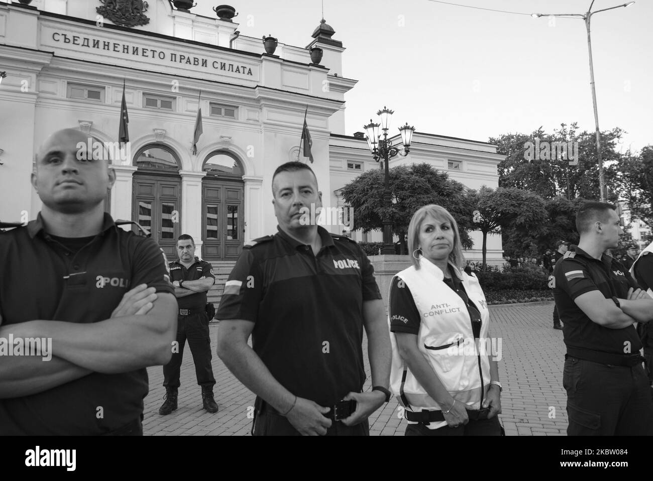 (NOTA DELL'EDITORE: L'immagine è stata convertita in bianco e nero) la polizia ha circondato il parlamento mentre migliaia si sono riuniti per le proteste antigovernative a Sofia, Bulgaria il 20 luglio 2020. Dopo più di una settimana di proteste quotidiane, il governo ha deciso di tenere un voto di sfiducia la mattina seguente. I manifestanti hanno chiesto le dimissioni del primo ministro Boyko Borisov di lunga data e la fine dell'influenza mafiosa in politica. (Foto di Jodi Hilton/NurPhoto) Foto Stock