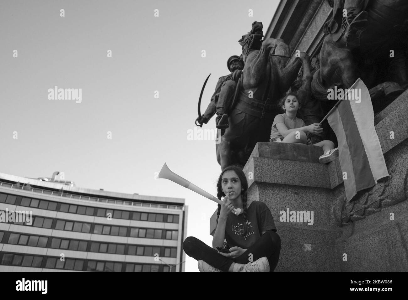 (NOTA DELL'EDITORE: L'immagine è stata convertita in bianco e nero) migliaia di persone si sono riunite per le proteste antigovernative a Sofia, Bulgaria, il 20 luglio 2020. Dopo più di una settimana di proteste quotidiane, il governo ha deciso di tenere un voto di sfiducia la mattina seguente. I manifestanti hanno chiesto le dimissioni del primo ministro Boyko Borisov di lunga data e la fine dell'influenza mafiosa in politica. (Foto di Jodi Hilton/NurPhoto) Foto Stock