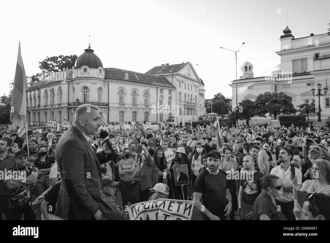 (NOTA DELL'EDITORE: L'immagine è stata convertita in bianco e nero) migliaia di persone si sono riunite per le proteste antigovernative a Sofia, Bulgaria, il 20 luglio 2020. Dopo più di una settimana di proteste quotidiane, il governo ha deciso di tenere un voto di sfiducia la mattina seguente. I manifestanti hanno chiesto le dimissioni del primo ministro Boyko Borisov di lunga data e la fine dell'influenza mafiosa in politica. (Foto di Jodi Hilton/NurPhoto) Foto Stock