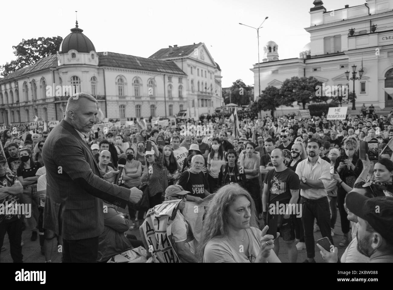 (NOTA DELL'EDITORE: L'immagine è stata convertita in bianco e nero) migliaia di persone si sono riunite per le proteste antigovernative a Sofia, Bulgaria, il 20 luglio 2020. Dopo più di una settimana di proteste quotidiane, il governo ha deciso di tenere un voto di sfiducia la mattina seguente. I manifestanti hanno chiesto le dimissioni del primo ministro Boyko Borisov di lunga data e la fine dell'influenza mafiosa in politica. (Foto di Jodi Hilton/NurPhoto) Foto Stock