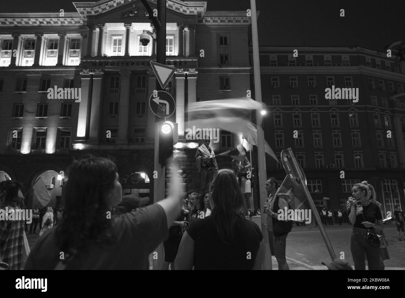 (NOTA DELL'EDITORE: L'immagine è stata convertita in bianco e nero) i ragazzi sventolavano le bandiere mentre le tousands si riunivano per le proteste dell'antigoverno a Sofia, in Bulgaria, il 20 luglio 2020. Dopo più di una settimana di proteste quotidiane, il governo ha deciso di tenere un voto di sfiducia la mattina seguente. I manifestanti hanno chiesto le dimissioni del primo ministro Boyko Borisov di lunga data e la fine dell'influenza mafiosa in politica. (Foto di Jodi Hilton/NurPhoto) Foto Stock