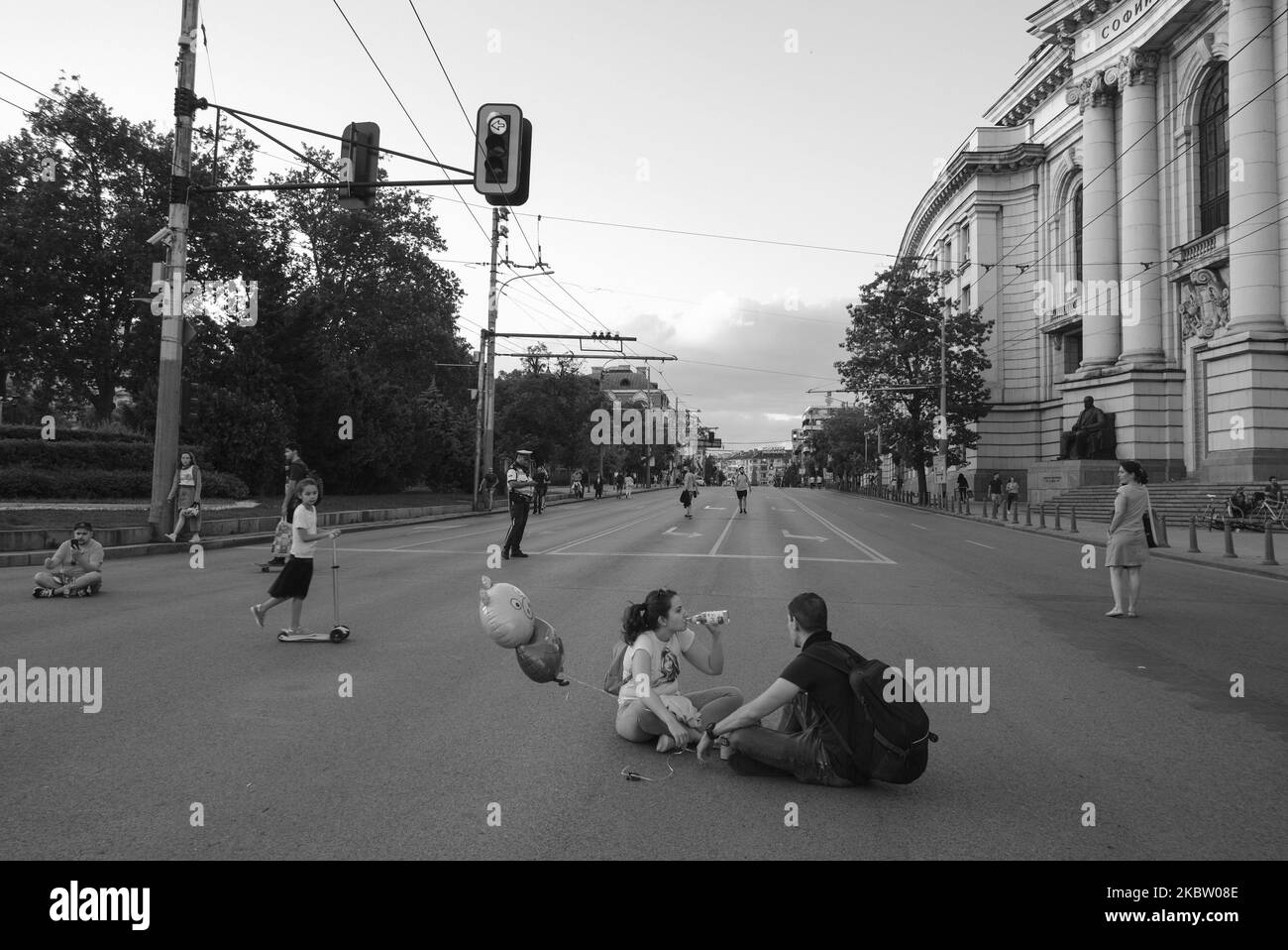 (NOTA DELL'EDITORE: L'immagine è stata convertita in bianco e nero) i manifestanti hanno bloccato diverse intersezioni durante le proteste antigovernative a Sofia, Bulgaria, il 20 luglio 2020. Dopo più di una settimana di proteste quotidiane, il governo ha deciso di tenere un voto di sfiducia la mattina seguente. I manifestanti hanno chiesto le dimissioni del primo ministro Boyko Borisov di lunga data e la fine dell'influenza mafiosa in politica. (Foto di Jodi Hilton/NurPhoto) Foto Stock