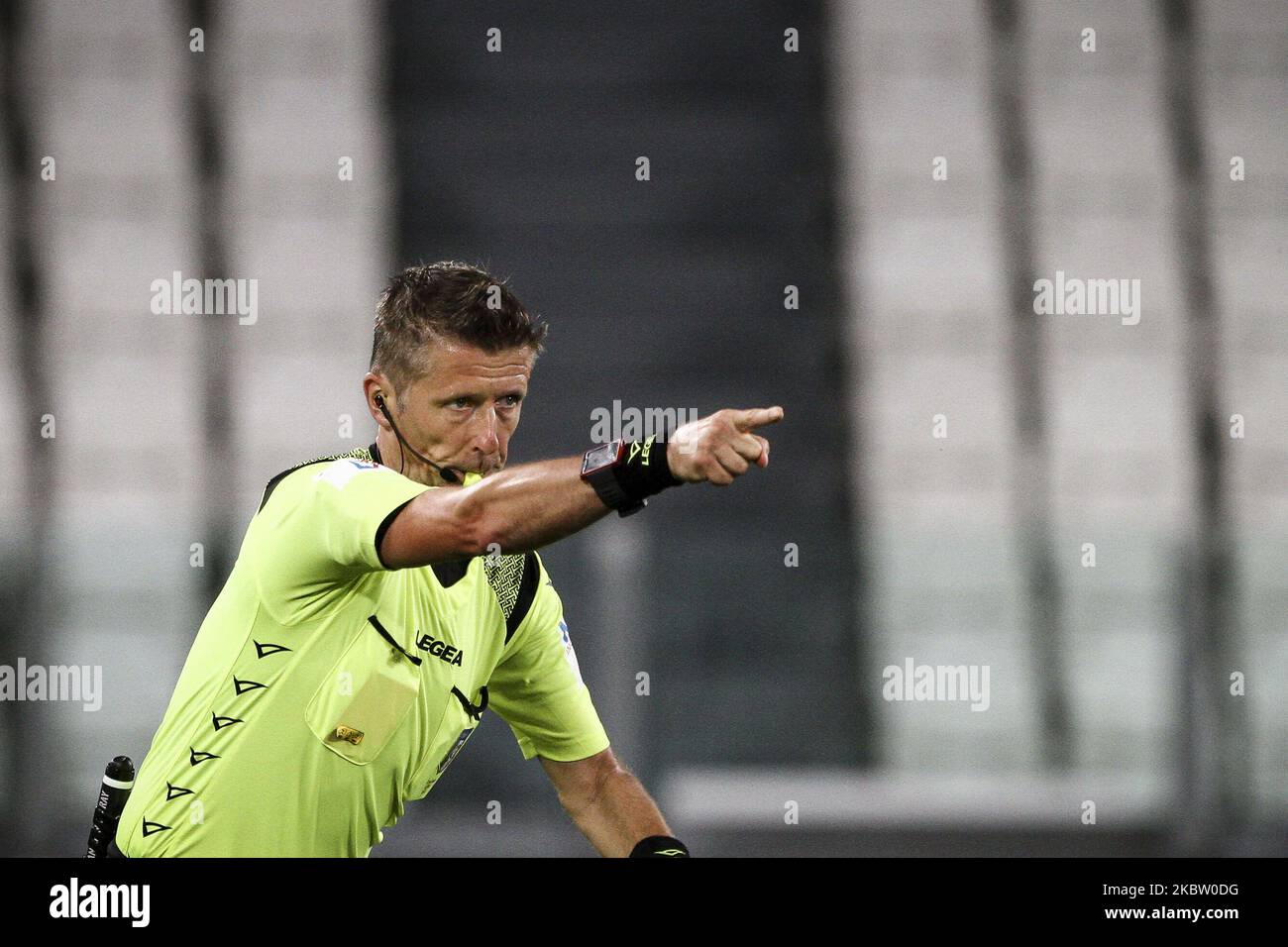 L'arbitro Daniele Orsato punta al cartello di calcio di Punizione durante la partita di calcio di Serie A n.34 JUVENTUS - LAZIO il 20 luglio 2020 allo Stadio Allianz di Torino, Piemonte, Italia. (Foto di Matteo Bottanelli/NurPhoto) Foto Stock