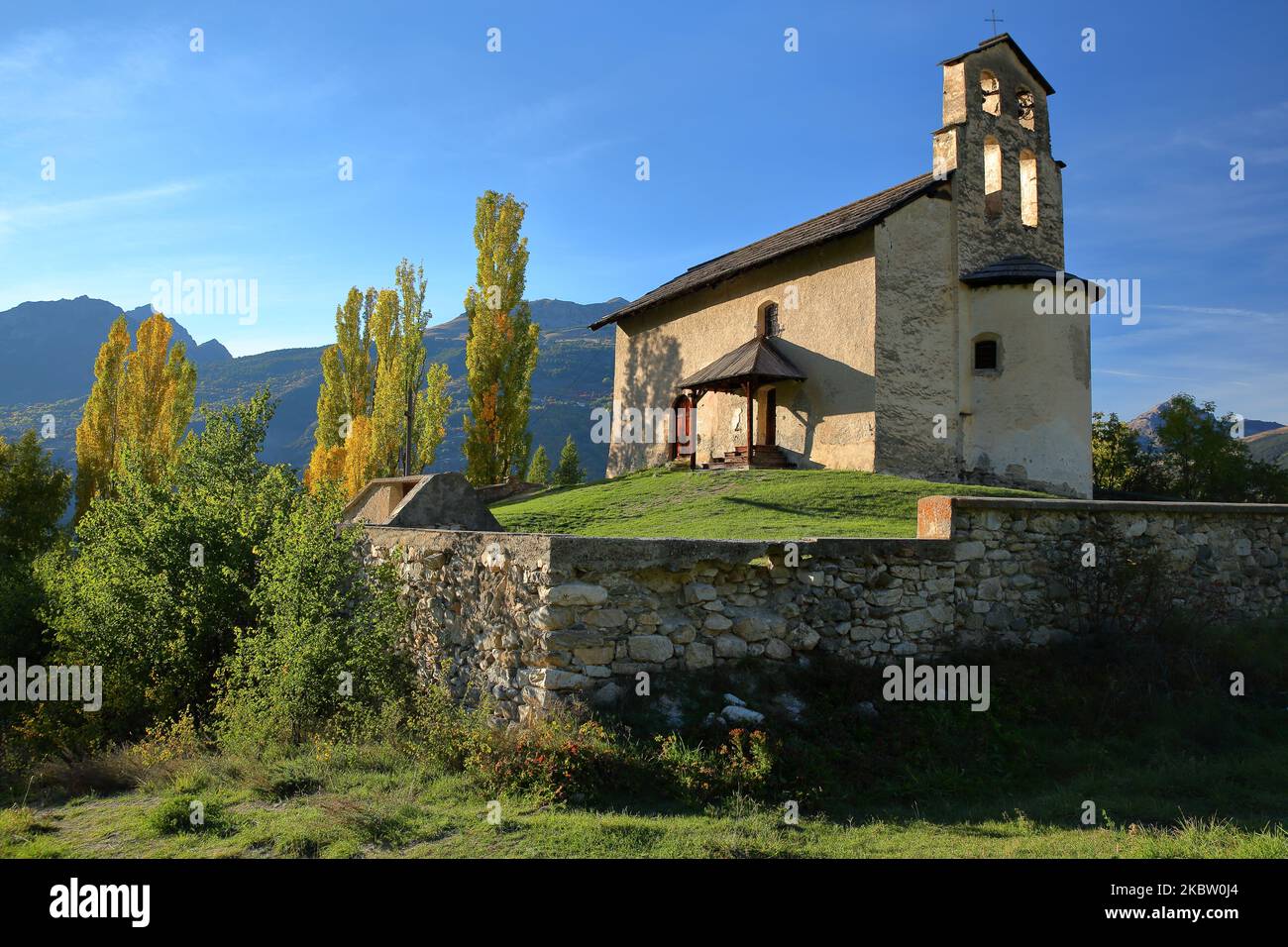 La cappella di Villard Saint Pancrace, situato su una collina vicino a Briancon, Hautes Alpes (Alpi francesi del Sud), Francia, circondato da colori autunnali Foto Stock