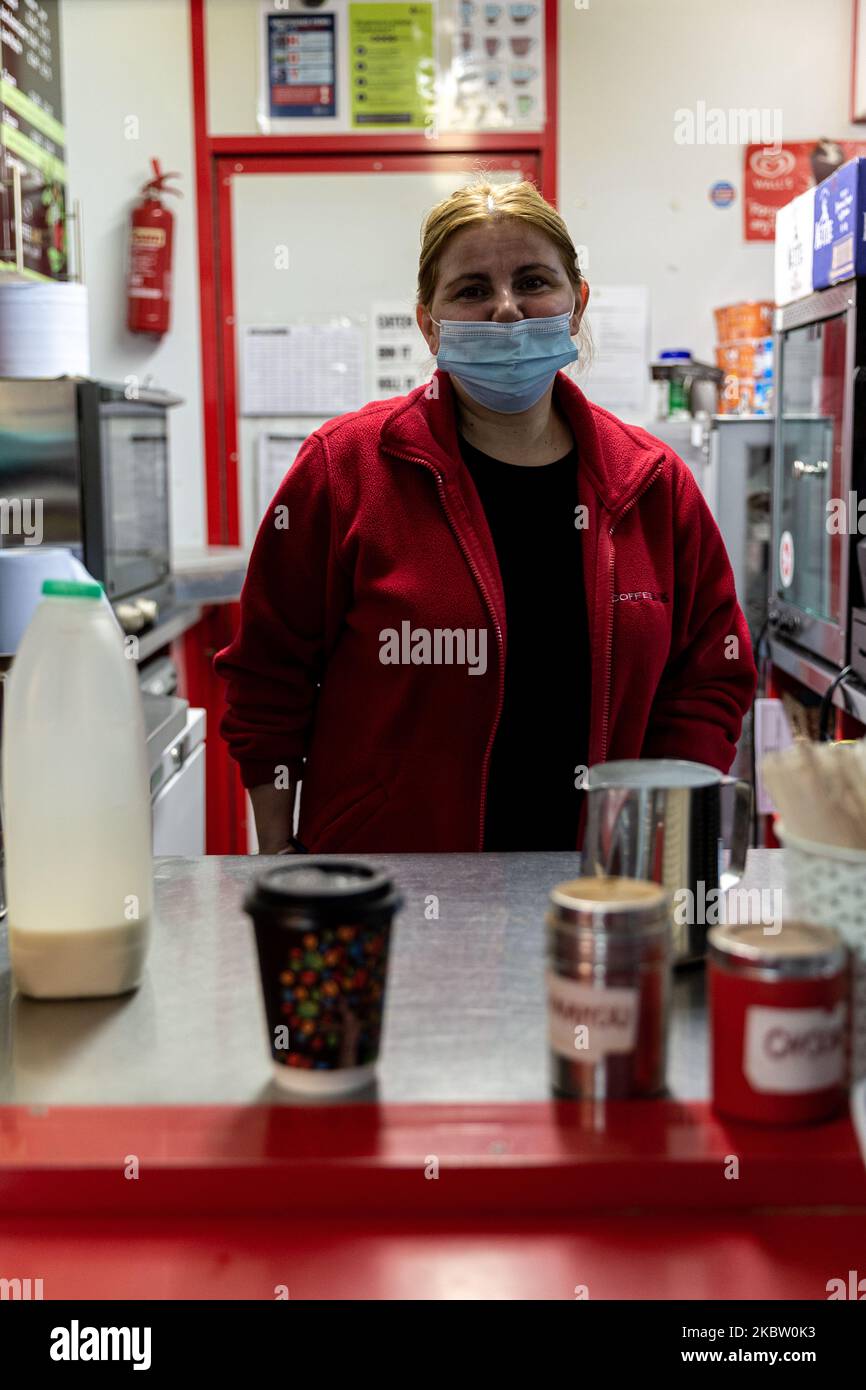 Un venditore di caffè in maschere protettive è visto alla stazione ferroviaria dell'aeroporto Stansted di Londra come il Regno Unito sta cercando di prendere il controllo della pandemia di Covid-19 il 20 luglio 2020. (Foto di Dominika Zarzycka/NurPhoto) Foto Stock