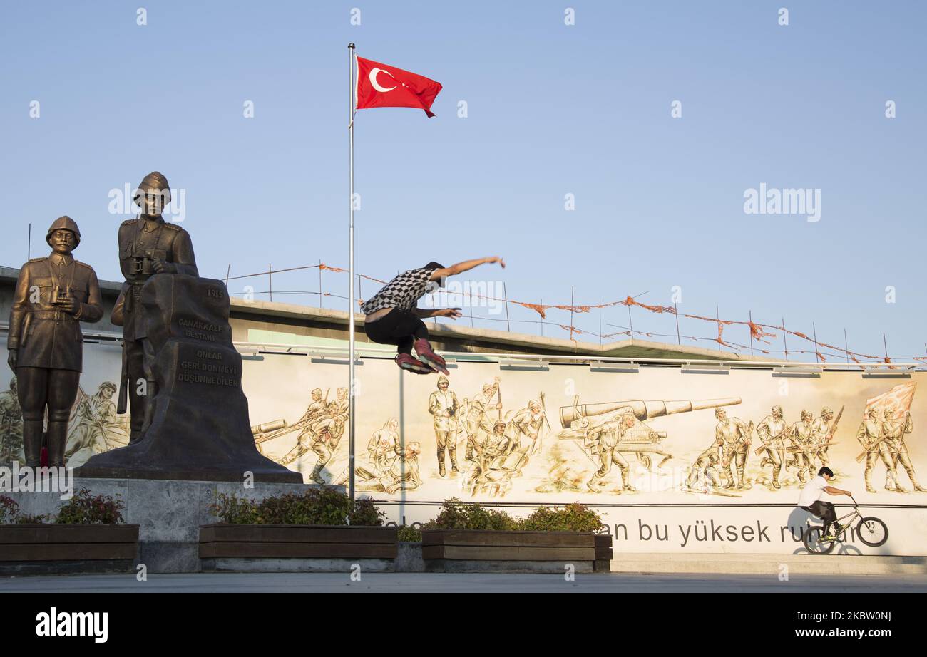 Uno skater salta in aria di fronte allo status di Canakkale al Parco Yasam Vadisi in mezzo alla pandemia di coronavirus a Beylikduzu, Istanbul, Turchia il 21 luglio 2020. (Foto di Sayed Najafizada/NurPhoto) Foto Stock