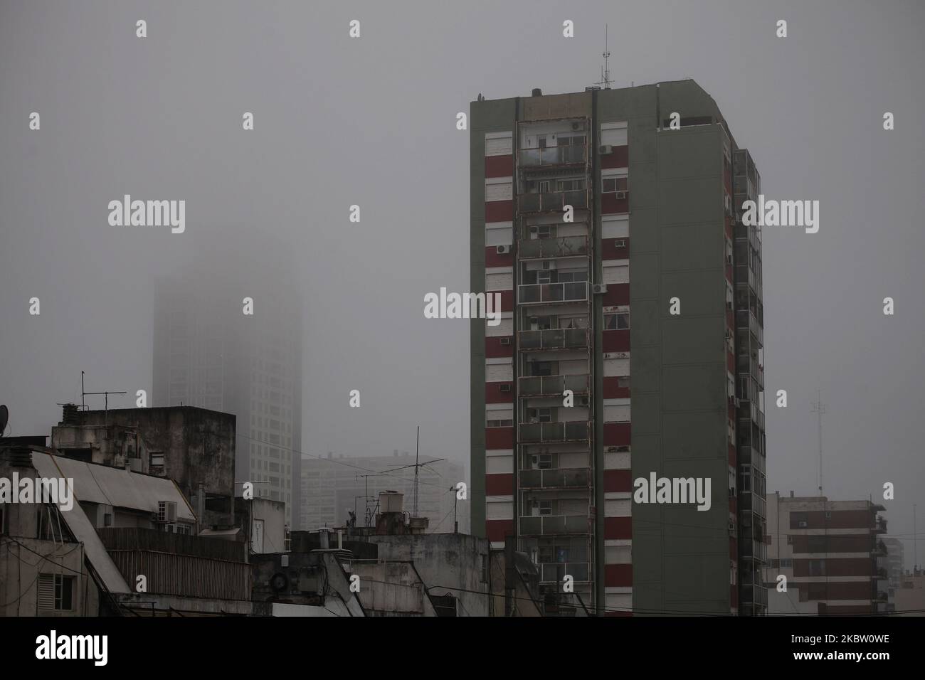 Svanito con una nebbia che copriva gran parte degli edifici di Buenos Aires, Argentina, il 21 luglio 2020. (Foto di Carol Smiljan/NurPhoto) Foto Stock