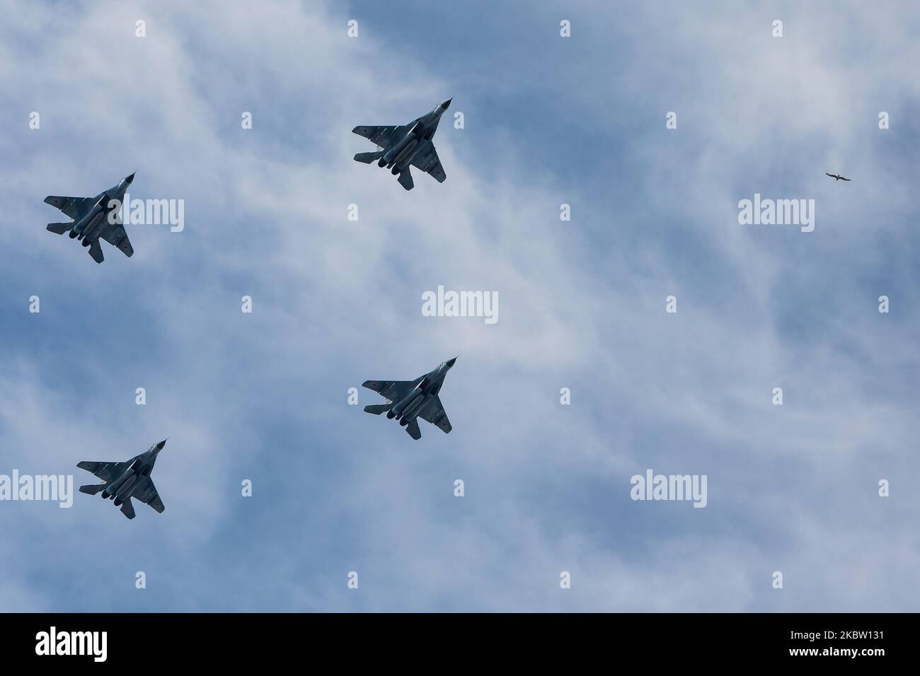 Gli aerei della Marina volano in formazione durante la prova della parata navale della Giornata della Marina Russa il 21 luglio 2020 a San Pietroburgo, Russia. (Foto di Mike Kireev/NurPhoto) Foto Stock
