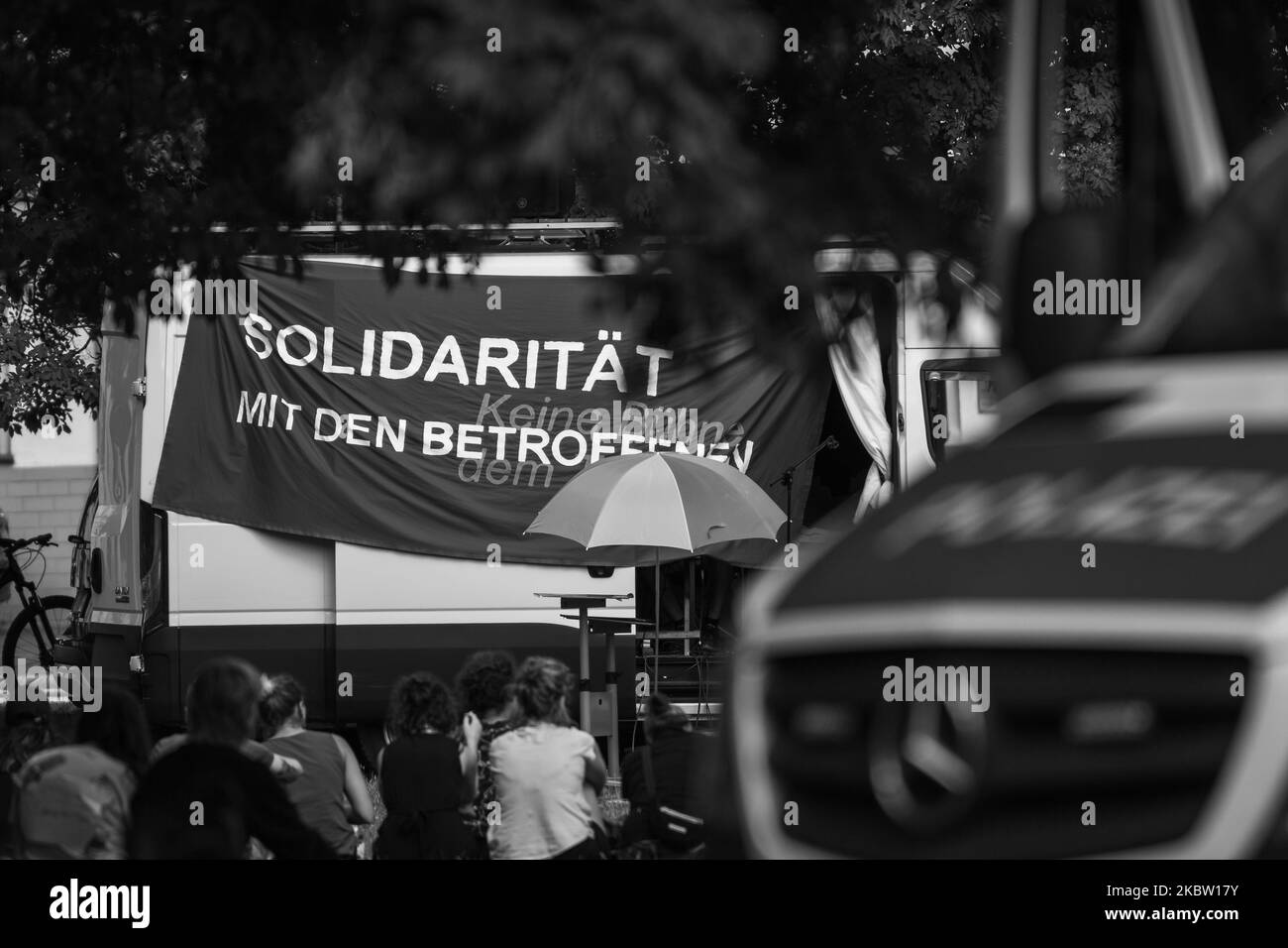 (NOTA DELL'EDITORE: L'immagine è stata convertita in bianco e nero) Rally ''solidarietà con le persone colpite - nessuna tappa per il preponderatore'' contro il tribunale distrettuale il 21 luglio 2020 a Magdeburgo. Il processo contro l'assassinio estremista di destra di Halle è iniziato il 21 luglio presso il Tribunale regionale di Magdeburgo. L'accusato è accusato di due omicidi e di 68 tentativi di omicidio. Di fronte alla corte si è svolto un raduno di solidarietà con le vittime. Chiedono ''nessuna fase per i trasgressori''. (Foto di Peter Niedung/NurPhoto) Foto Stock