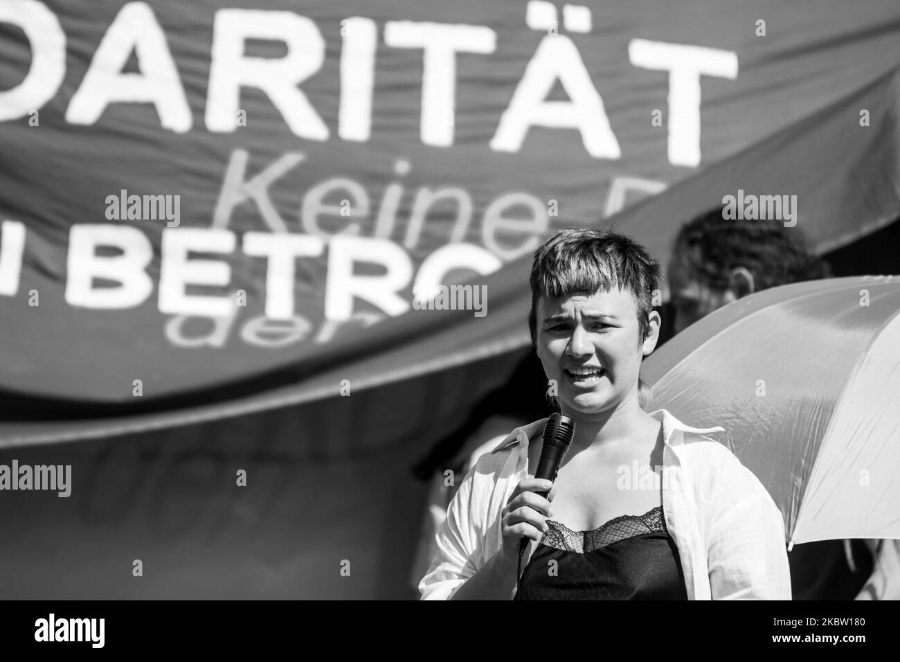 (NOTA DELL'EDITORE: L'immagine è stata convertita in bianco e nero) Survivor dell'attacco parla alla manifestazione rally ''solidarietà con le persone colpite - nessuna tappa per il preponderatore'' il 21 luglio 2020 a Magdeburgo. Il processo contro l'assassinio estremista di destra di Halle è iniziato il 21 luglio presso il Tribunale regionale di Magdeburgo. L'accusato è accusato di due omicidi e di 68 tentativi di omicidio. Di fronte alla corte si è svolto un raduno di solidarietà con le vittime. Chiedono ''nessuna fase per i trasgressori''. (Foto di Peter Niedung/NurPhoto) Foto Stock