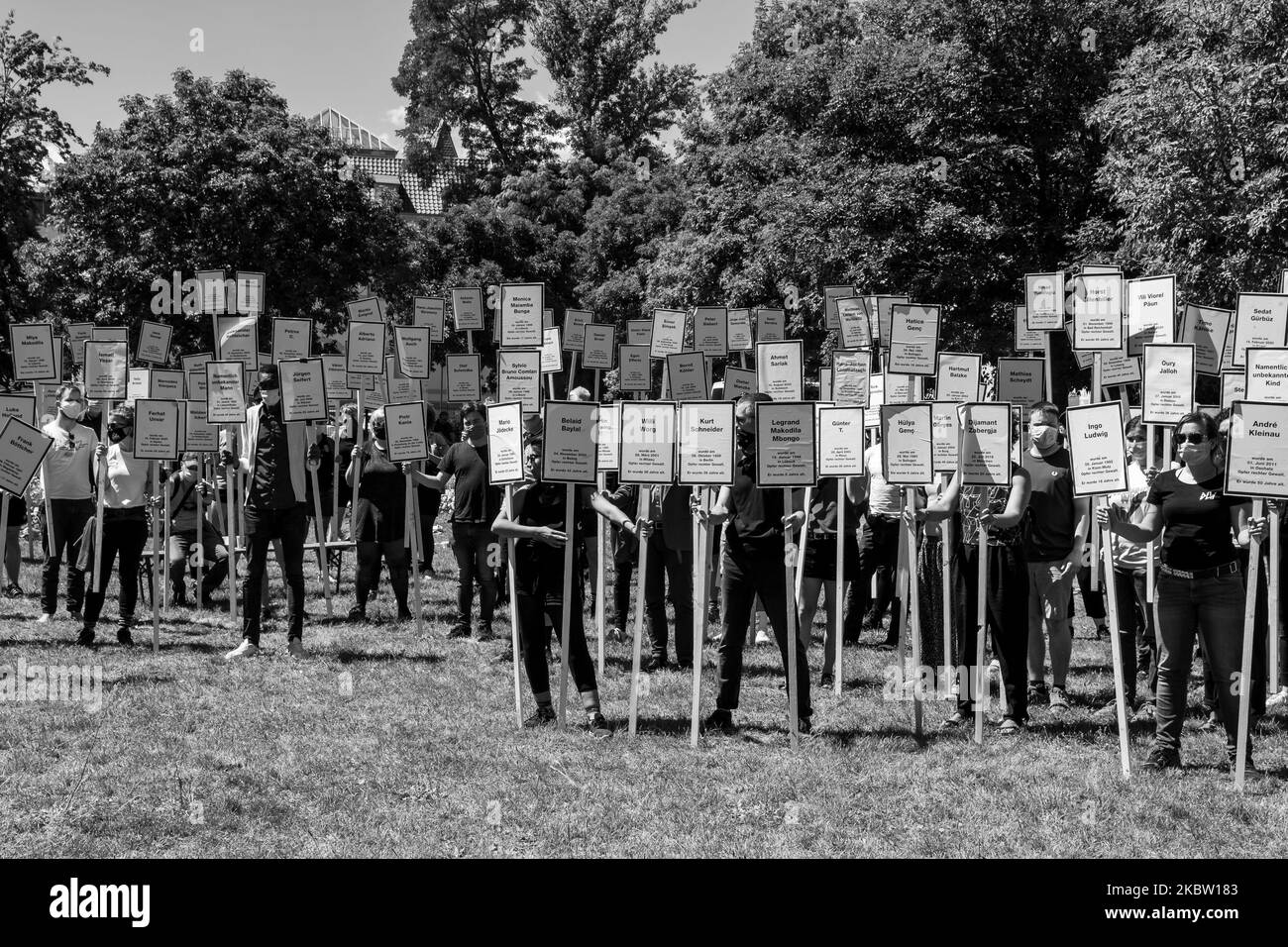 (NOTA DELL'EDITORE: L'immagine è stata convertita in bianco e nero) i partecipanti alla manifestazione ''solidarietà con le persone colpite - nessuna tappa per il preponderatore'' commemorano le vittime della violenza di destra con i segni del 21 luglio 2020 a Magdeburgo. Il processo contro l'assassinio estremista di destra di Halle è iniziato il 21 luglio presso il Tribunale regionale di Magdeburgo. L'accusato è accusato di due omicidi e di 68 tentativi di omicidio. Di fronte alla corte si è svolto un raduno di solidarietà con le vittime. Chiedono ''nessuna fase per i trasgressori''. (Foto di Peter Niedung/NurPhoto) Foto Stock