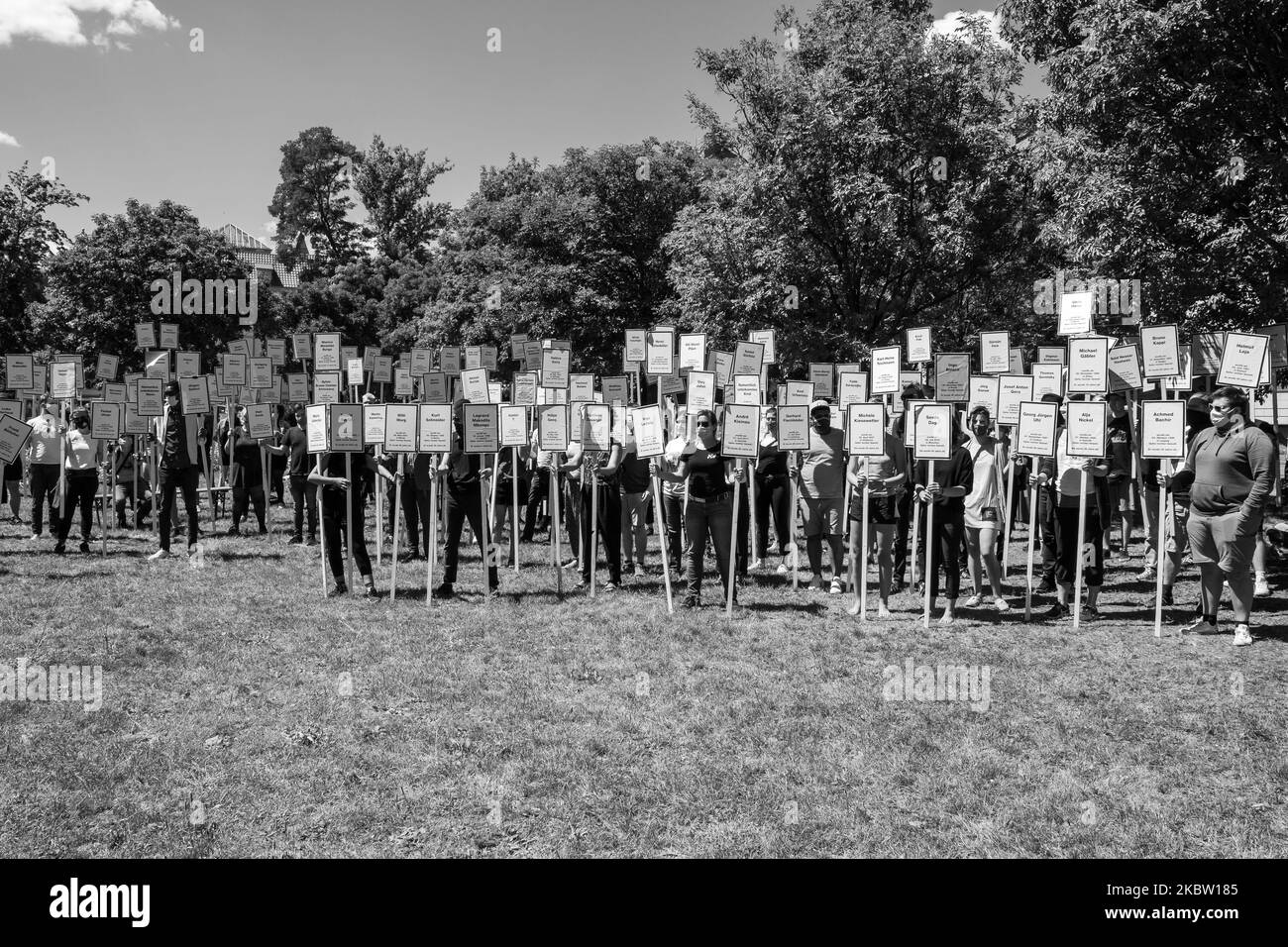 (NOTA DELL'EDITORE: L'immagine è stata convertita in bianco e nero) i partecipanti alla manifestazione ''solidarietà con le persone colpite - nessuna tappa per il preponderatore'' commemorano le vittime della violenza di destra con i segni del 21 luglio 2020 a Magdeburgo. Il processo contro l'assassinio estremista di destra di Halle è iniziato il 21 luglio presso il Tribunale regionale di Magdeburgo. L'accusato è accusato di due omicidi e di 68 tentativi di omicidio. Di fronte alla corte si è svolto un raduno di solidarietà con le vittime. Chiedono ''nessuna fase per i trasgressori''. (Foto di Peter Niedung/NurPhoto) Foto Stock