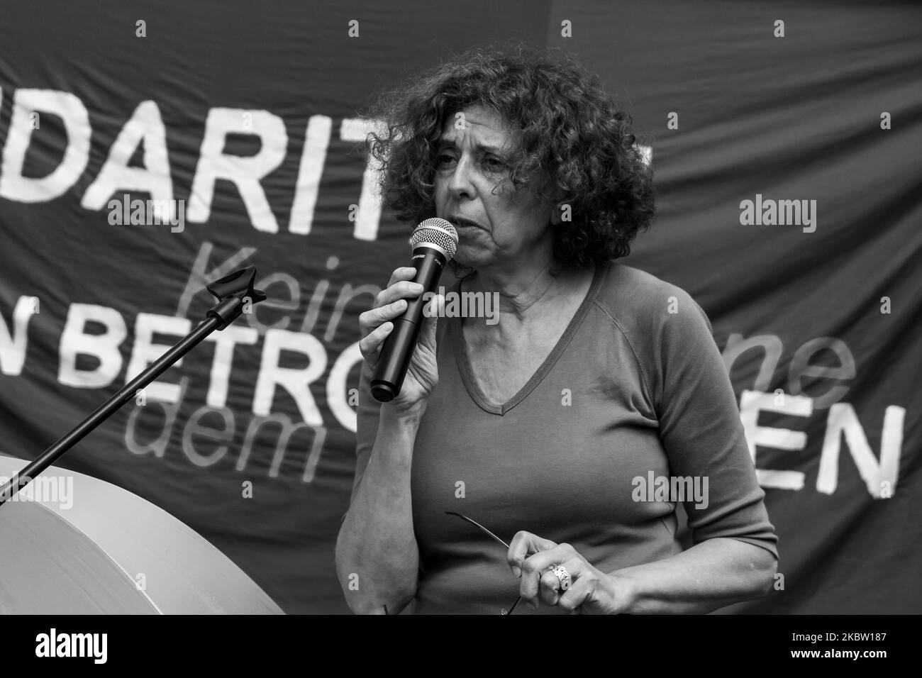 (NOTA DELL'EDITORE: L'immagine è stata convertita in bianco e nero) Esther Dischereit, poeta e consulente di processo parla alla manifestazione rally ''solidarietà con le persone colpite - nessuna tappa per il preponderatore'' il 21 luglio 2020 a Magdeburgo. Il processo contro l'assassinio estremista di destra di Halle è iniziato il 21 luglio presso il Tribunale regionale di Magdeburgo. L'accusato è accusato di due omicidi e di 68 tentativi di omicidio. Di fronte alla corte si è svolto un raduno di solidarietà con le vittime. Chiedono ''nessuna fase per i trasgressori''. (Foto di Peter Niedung/NurPhoto) Foto Stock