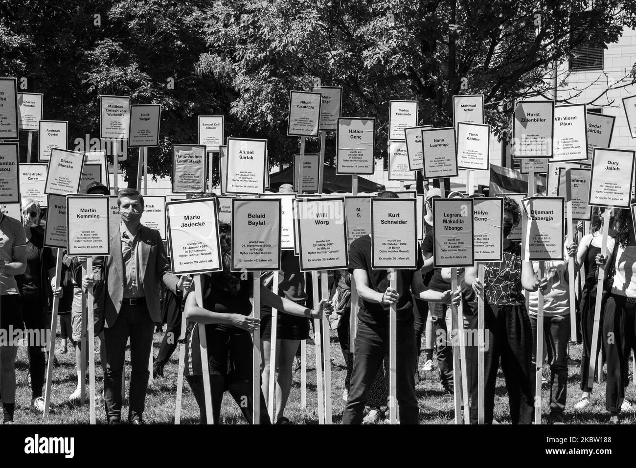 (NOTA DELL'EDITORE: L'immagine è stata convertita in bianco e nero) i partecipanti alla manifestazione ''solidarietà con le persone colpite - nessuna tappa per il preponderatore'' commemorano le vittime della violenza di destra con i segni del 21 luglio 2020 a Magdeburgo. Il processo contro l'assassinio estremista di destra di Halle è iniziato il 21 luglio presso il Tribunale regionale di Magdeburgo. L'accusato è accusato di due omicidi e di 68 tentativi di omicidio. Di fronte alla corte si è svolto un raduno di solidarietà con le vittime. Chiedono ''nessuna fase per i trasgressori''. (Foto di Peter Niedung/NurPhoto) Foto Stock