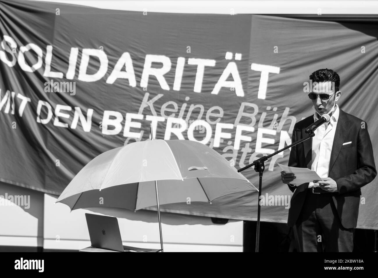 (NOTA DELL'EDITORE: L'immagine è stata convertita in bianco e nero) Ismet Tekin parla alla manifestazione rally ''solidarietà con le persone colpite - nessuna tappa per il preponderatore'' il 21 luglio 2020 a Magdeburgo. Il processo contro l'assassinio estremista di destra di Halle è iniziato il 21 luglio presso il Tribunale regionale di Magdeburgo. L'accusato è accusato di due omicidi e di 68 tentativi di omicidio. Di fronte alla corte si è svolto un raduno di solidarietà con le vittime. Chiedono ''nessuna fase per i trasgressori''. (Foto di Peter Niedung/NurPhoto) Foto Stock