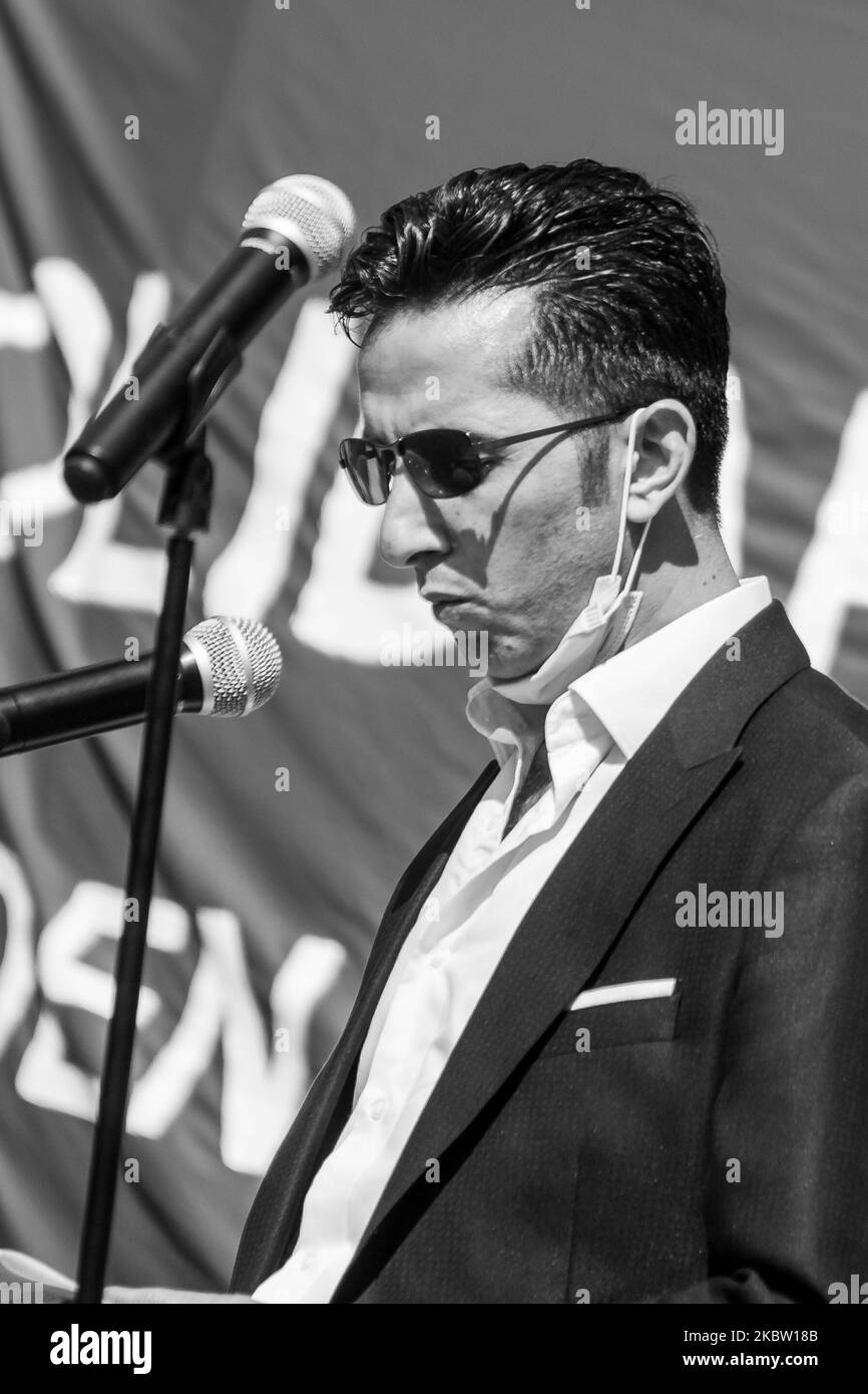 (NOTA DELL'EDITORE: L'immagine è stata convertita in bianco e nero) Ismet Tekin parla alla manifestazione rally ''solidarietà con le persone colpite - nessuna tappa per il preponderatore'' il 21 luglio 2020 a Magdeburgo. Il processo contro l'assassinio estremista di destra di Halle è iniziato il 21 luglio presso il Tribunale regionale di Magdeburgo. L'accusato è accusato di due omicidi e di 68 tentativi di omicidio. Di fronte alla corte si è svolto un raduno di solidarietà con le vittime. Chiedono ''nessuna fase per i trasgressori''. (Foto di Peter Niedung/NurPhoto) Foto Stock