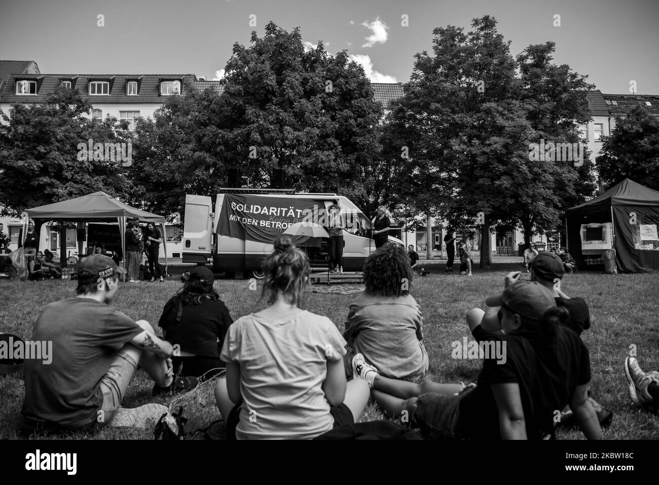 (NOTA DELL'EDITORE: L'immagine è stata convertita in bianco e nero) Esther Dischereit, poeta e consulente di processo parla alla manifestazione rally ''solidarietà con le persone colpite - nessuna tappa per il preponderatore'' il 21 luglio 2020 a Magdeburgo. Il processo contro l'assassinio estremista di destra di Halle è iniziato il 21 luglio presso il Tribunale regionale di Magdeburgo. L'accusato è accusato di due omicidi e di 68 tentativi di omicidio. Di fronte alla corte si è svolto un raduno di solidarietà con le vittime. Chiedono ''nessuna fase per i trasgressori''. (Foto di Peter Niedung/NurPhoto) Foto Stock