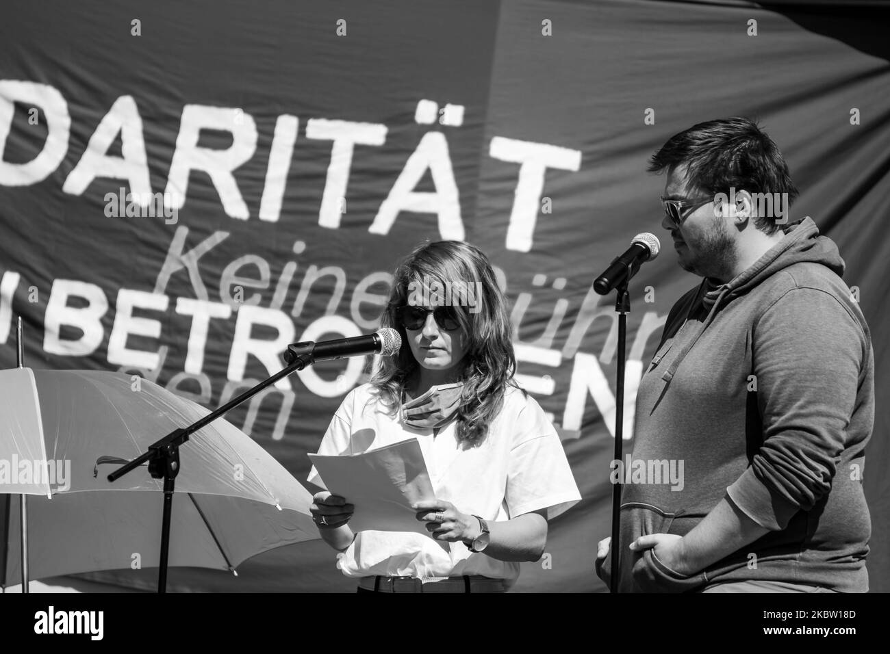 (NOTA DELL'EDITORE: L'immagine è stata convertita in bianco e nero) Survivors dell'attacco Naomi Henke-Gymbel parla alla manifestazione rally ''solidarietà con le persone colpite - nessuna tappa per il preponderatore'' il 21 luglio 2020 a Magdeburgo. Il processo contro l'assassinio estremista di destra di Halle è iniziato il 21 luglio presso il Tribunale regionale di Magdeburgo. L'accusato è accusato di due omicidi e di 68 tentativi di omicidio. Di fronte alla corte si è svolto un raduno di solidarietà con le vittime. Chiedono ''nessuna fase per i trasgressori''. (Foto di Peter Niedung/NurPhoto) Foto Stock