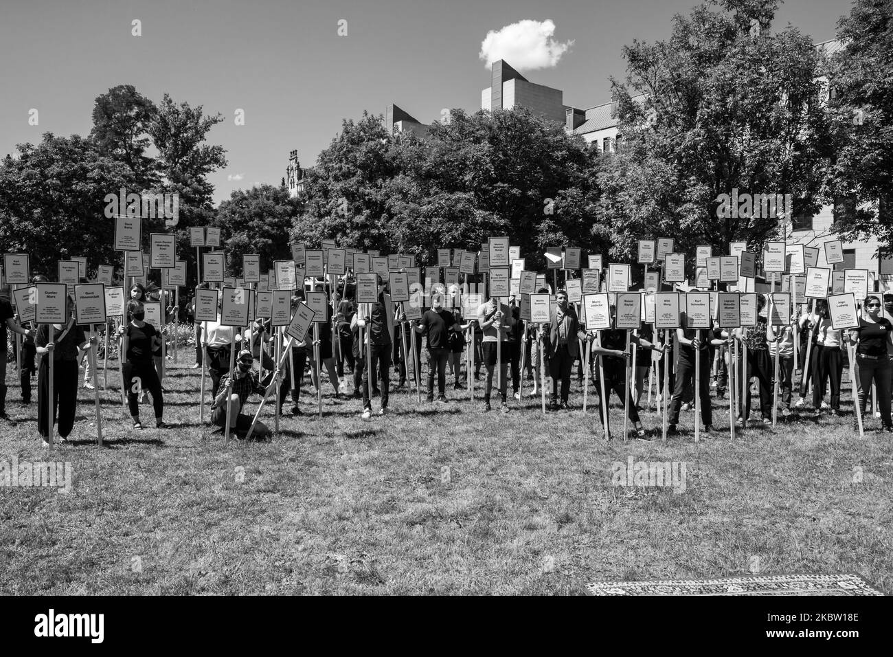 (NOTA DELL'EDITORE: L'immagine è stata convertita in bianco e nero) i partecipanti alla manifestazione ''solidarietà con le persone colpite - nessuna tappa per il preponderatore'' commemorano le vittime della violenza di destra con i segni del 21 luglio 2020 a Magdeburgo. Il processo contro l'assassinio estremista di destra di Halle è iniziato il 21 luglio presso il Tribunale regionale di Magdeburgo. L'accusato è accusato di due omicidi e di 68 tentativi di omicidio. Di fronte alla corte si è svolto un raduno di solidarietà con le vittime. Chiedono ''nessuna fase per i trasgressori''. (Foto di Peter Niedung/NurPhoto) Foto Stock