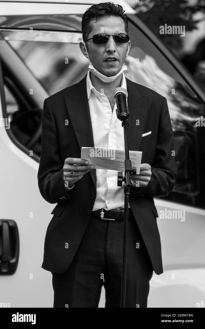 (NOTA DELL'EDITORE: L'immagine è stata convertita in bianco e nero) Ismet Tekin parla alla manifestazione rally ''solidarietà con le persone colpite - nessuna tappa per il preponderatore'' il 21 luglio 2020 a Magdeburgo. Il processo contro l'assassinio estremista di destra di Halle è iniziato il 21 luglio presso il Tribunale regionale di Magdeburgo. L'accusato è accusato di due omicidi e di 68 tentativi di omicidio. Di fronte alla corte si è svolto un raduno di solidarietà con le vittime. Chiedono ''nessuna fase per i trasgressori''. (Foto di Peter Niedung/NurPhoto) Foto Stock